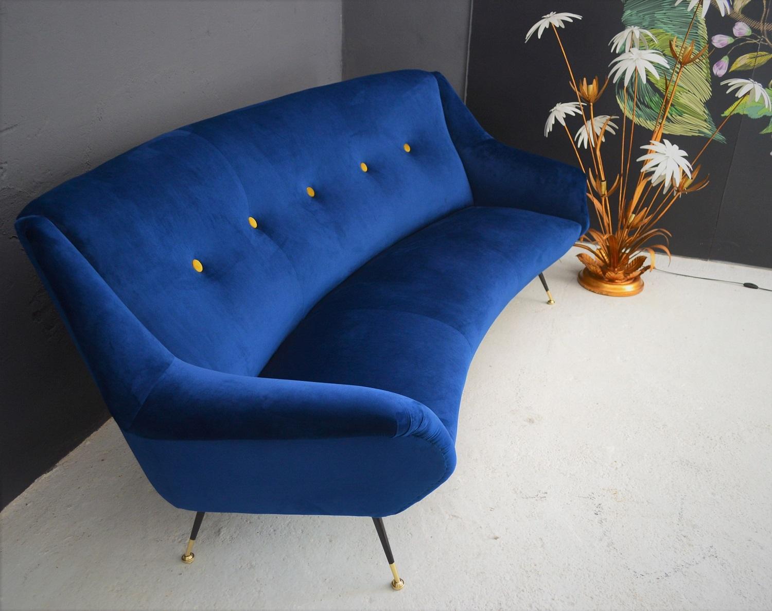 Italian Midcentury Curved Sofa in Blue Velvet, 1950s 4