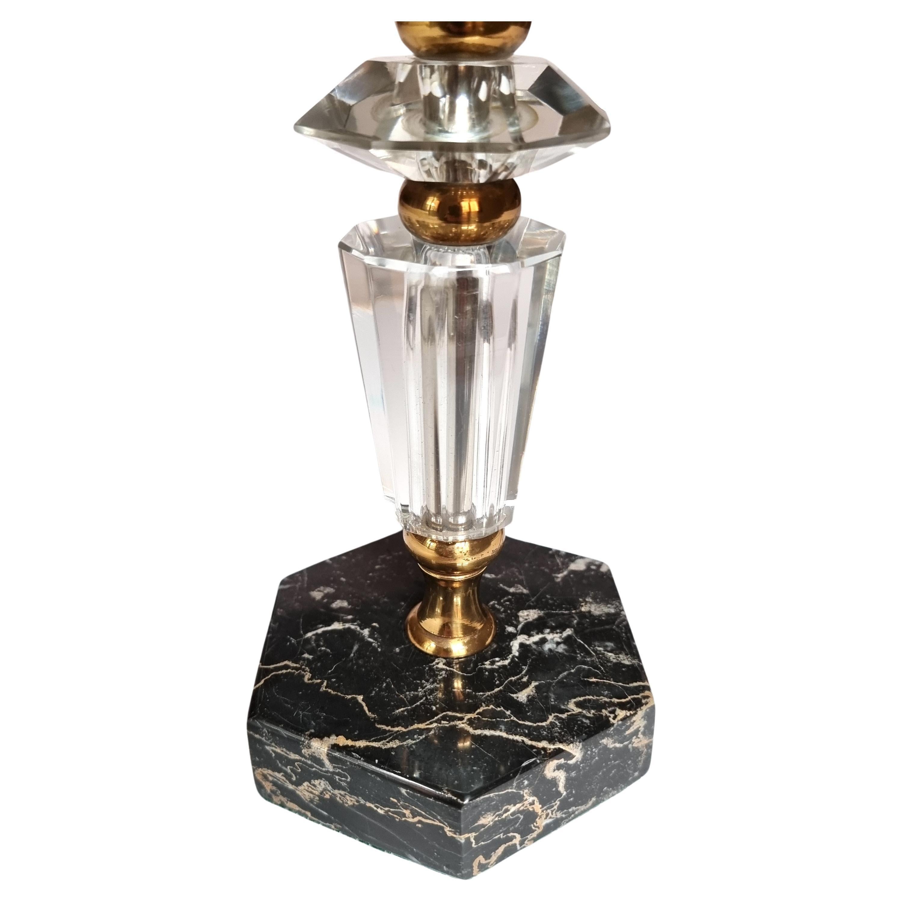 Mid-Century Modern Lampe de table italienne du milieu du siècle en verre taillé Base en marbre noir avec abat-jour Fortuny en vente