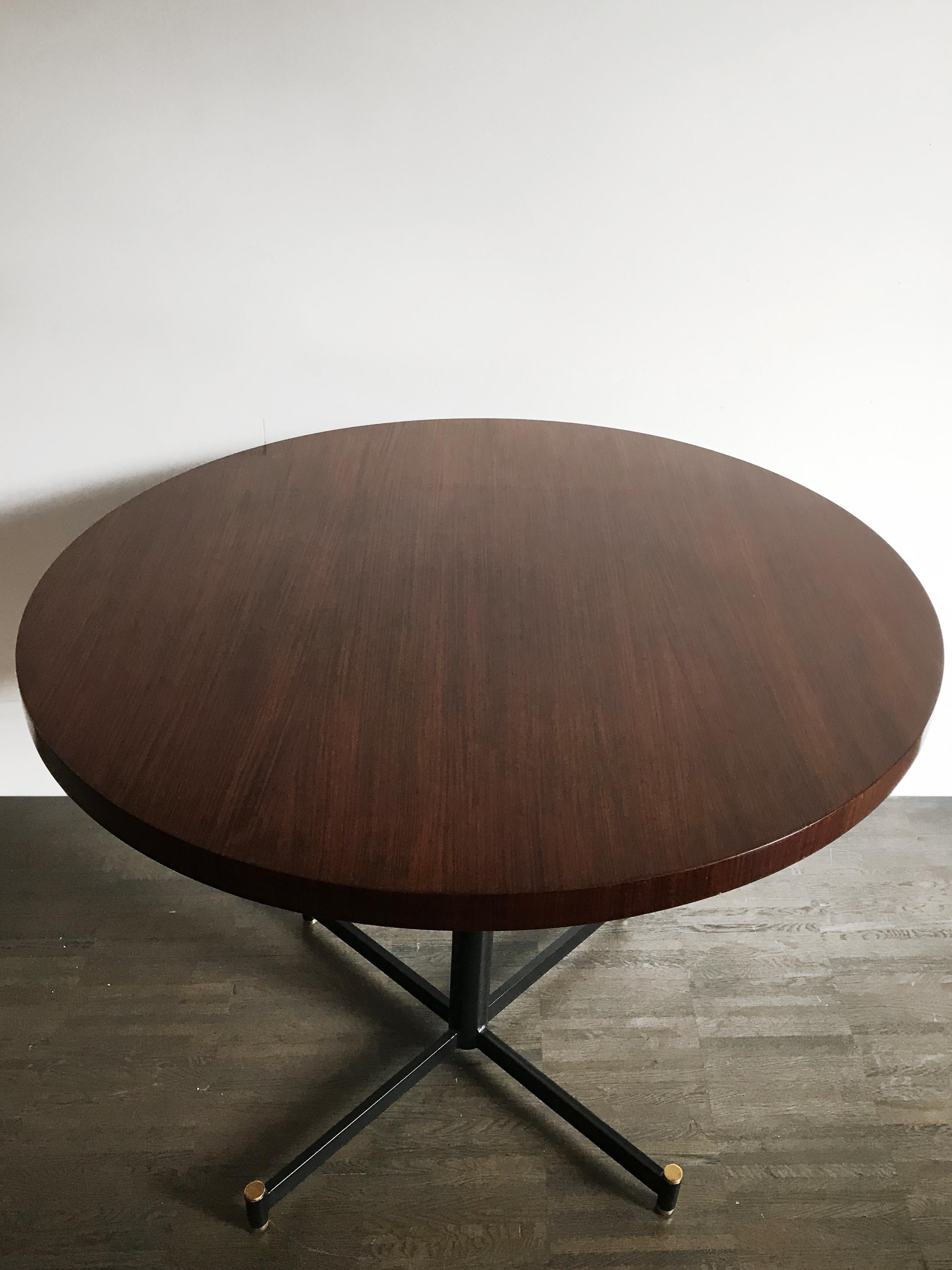 Mid-Century Modern Table de salle à manger circulaire en bois foncé, Italie 1950s en vente