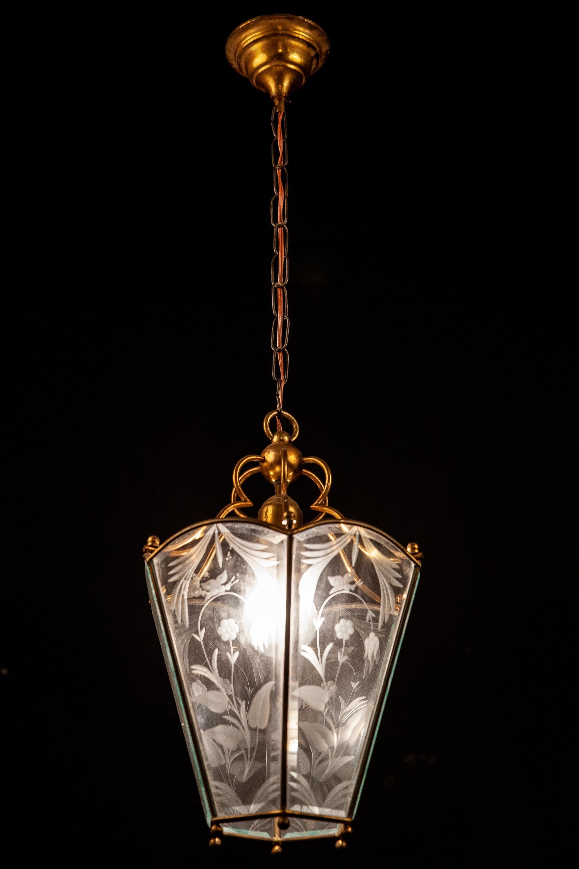 Brass-mounted with elegant engraving on glass, original conditions.
Measures: Height without chain 40 cm diameter 26 cm.
Single light bulb E 27.