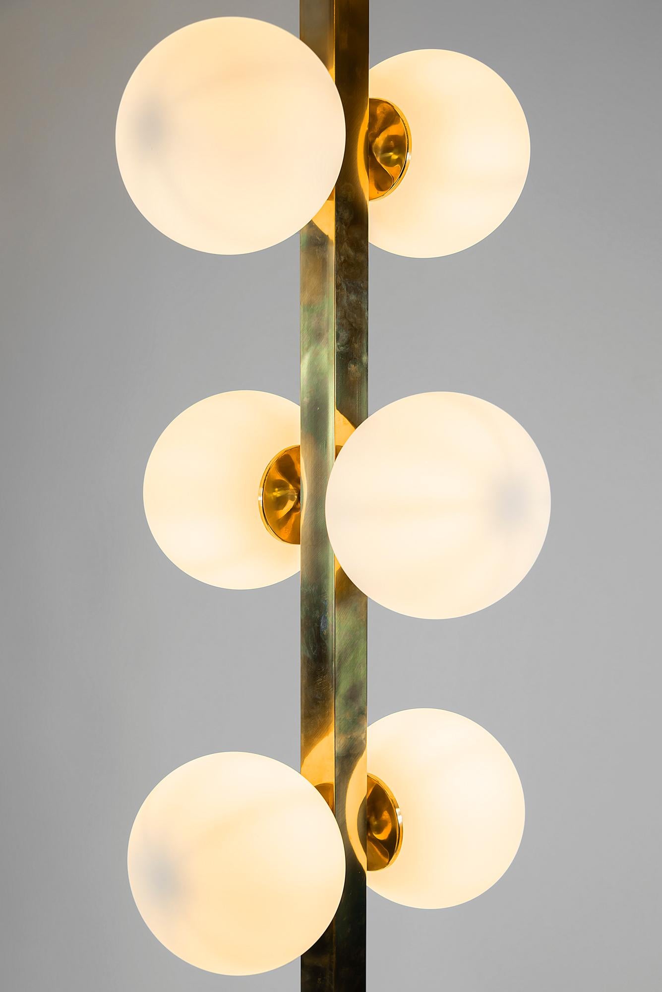 Italian midcentury design floor lamp is made of rectangular satin finish brass stand on 4 branch leg. It goes with 10 lamps including bulbs E27. The glass shades are white color matte finish.
Measurements: 37 x 37 x 200 (H) cm, legs 59 x 59 cm,