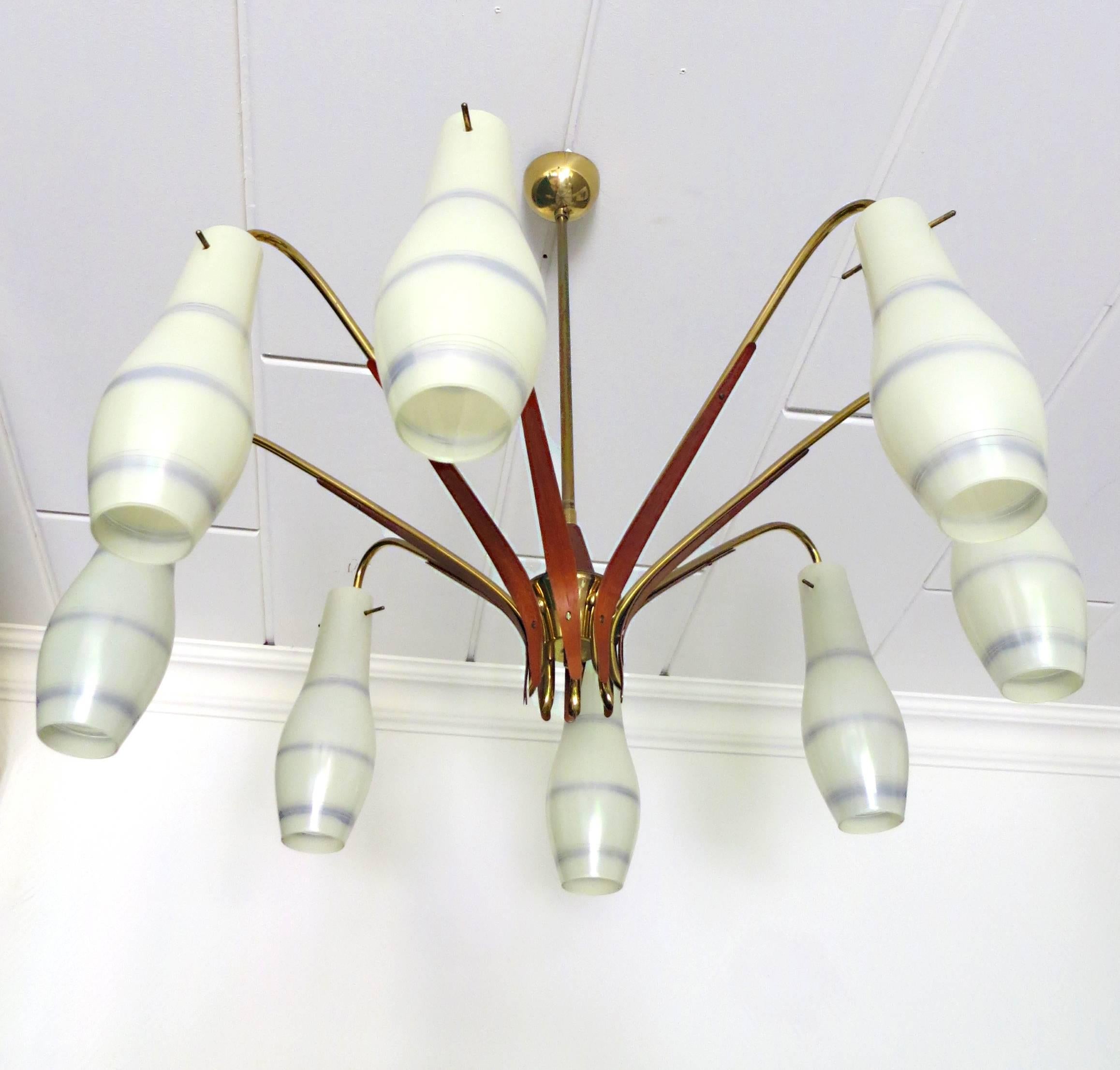 We offer here an exclusive, timeless modern and large Sputnik chandelier with almost 28 inches circumference, from Italy of the 1950s.
The vintage ceiling light has eight glasses - probably mouth-blown - in style of Stilnovo and eight elegantly