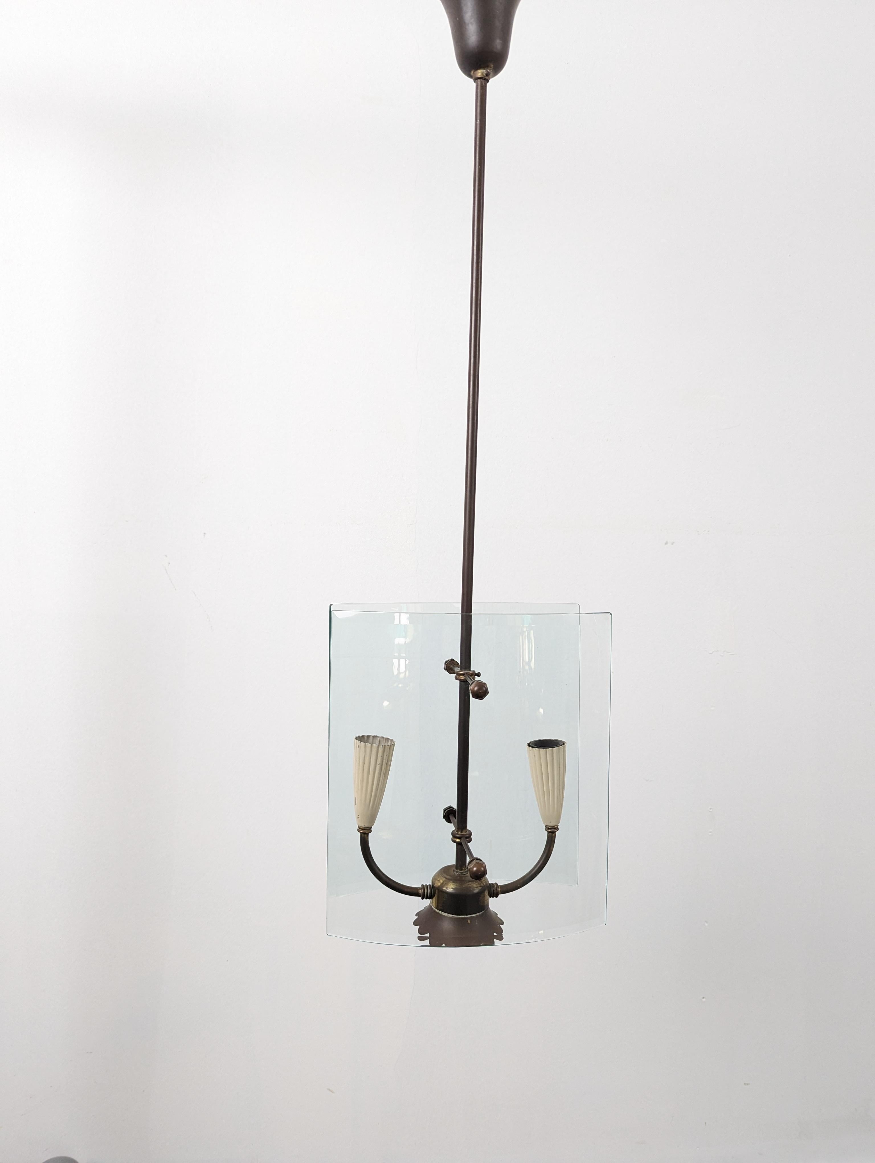 Élégante lampe de designer italienne du milieu du siècle, conçue par Pietro Chiesa et fabriquée par Fontana Arte en Italie, dans les années 1940. Le luminaire est composé de deux panneaux de verre incurvés qui se font face. Ce plafonnier est un