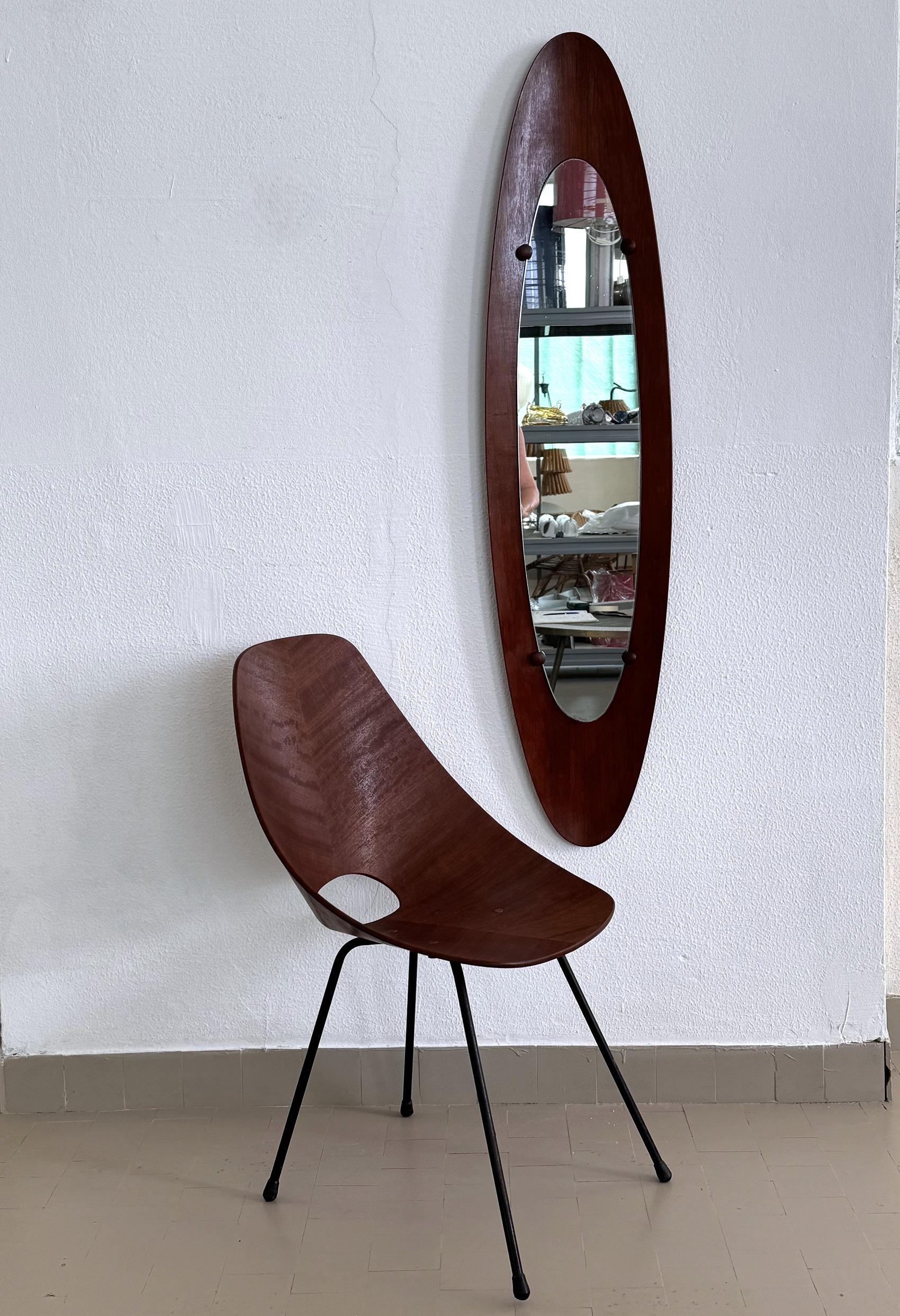 Magnifique miroir mural du milieu du siècle avec un beau cadre ovale en bois courbé de teck.
Fabriqué en Italie dans les années 1950, attribué à Franco Campo & Carlo Graffi.
La vitre du miroir est maintenue par 4 dispositifs de fixation.
Il y a