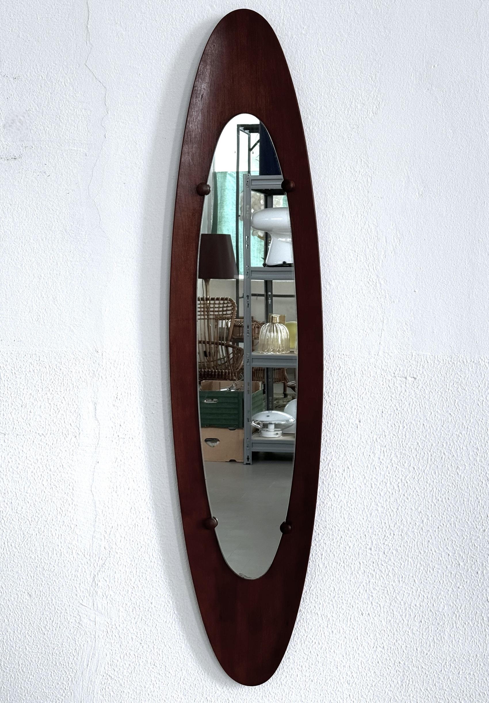 Mid-Century Modern Miroir mural en teck et bentwood de designer italien du milieu du siècle dernier, années 1950 en vente