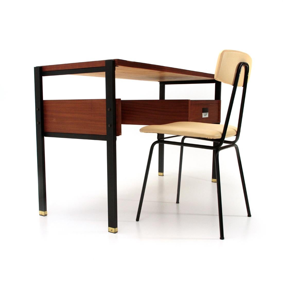Desk and chair produced by Giuseppe Brusadelli in the 50s.
Structure and legs in black painted metal.
Sides and top in teak veneered wood.
Drawer with two-colored plastic handle.
Feet in brass.
Metal tubular chair folded and painted