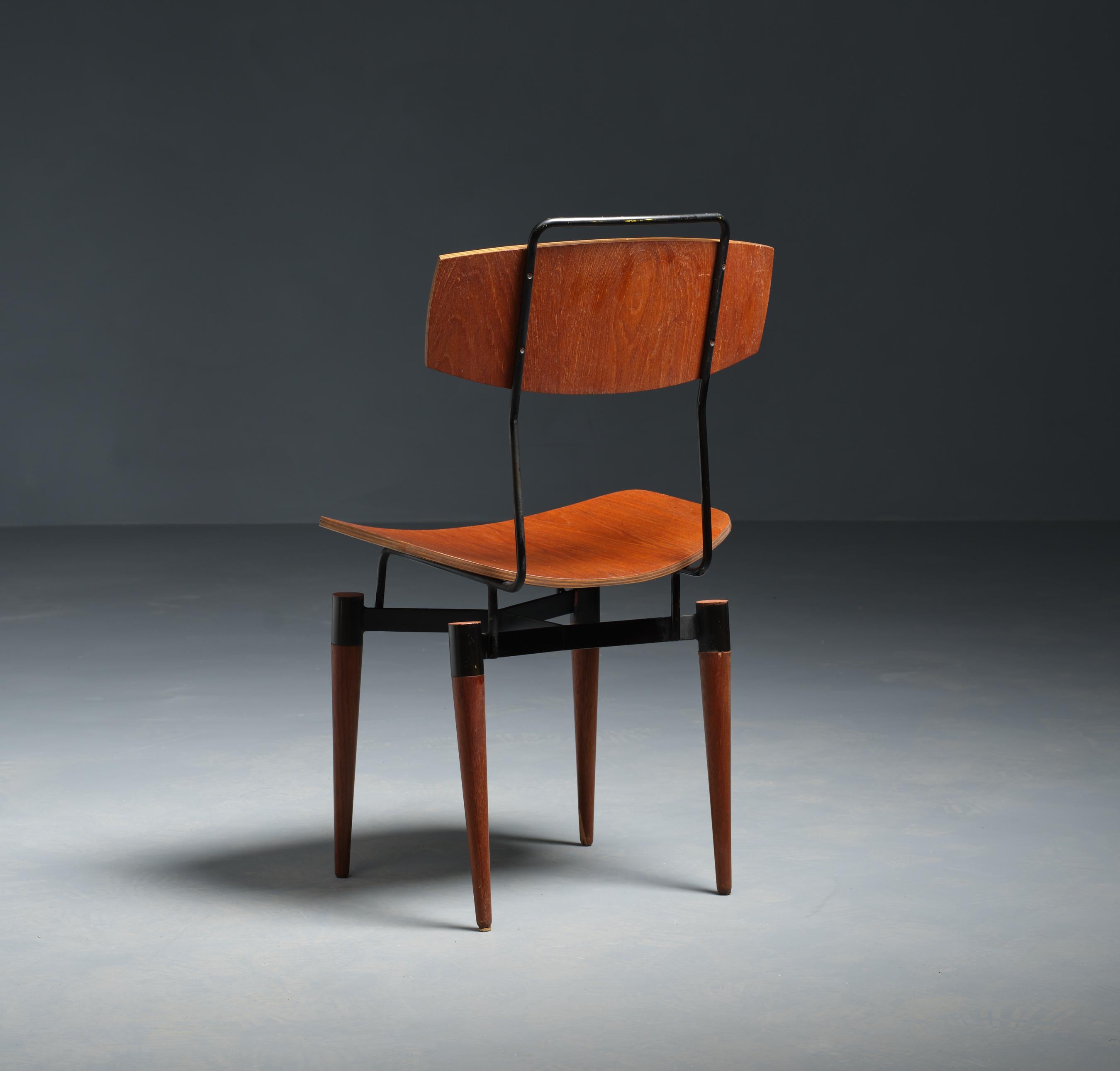 Italienischer Midcentury-Schreibtischstuhl aus Teakholz und schwarz lackiertem Eisen im Zustand „Gut“ im Angebot in Rome, IT