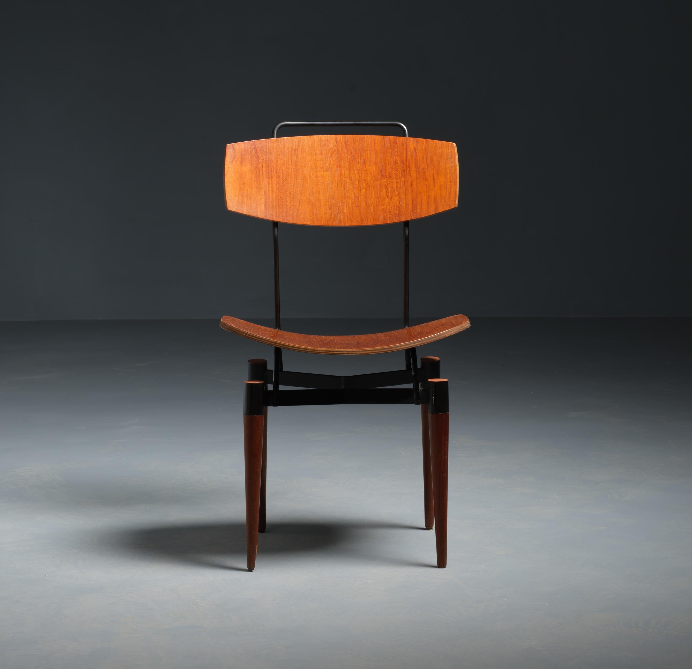 Italian Midcentury Desk Chair in Teak and Black Lacquered Iron im Zustand „Gut“ im Angebot in Rome, IT