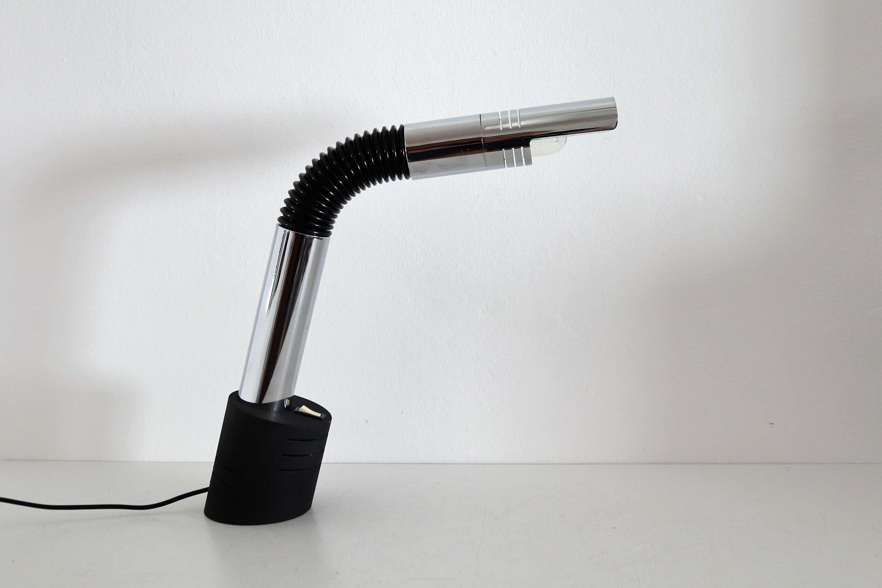 Splendida lampada da tavolo con pesante base in ghisa, perfetta per la scrivania di lavoro!
Prodotto in Italia da Targetti negli anni '70/'80.
Il braccio girevole può essere regolato nella posizione che preferisci, il cromo è in ottime condizioni di