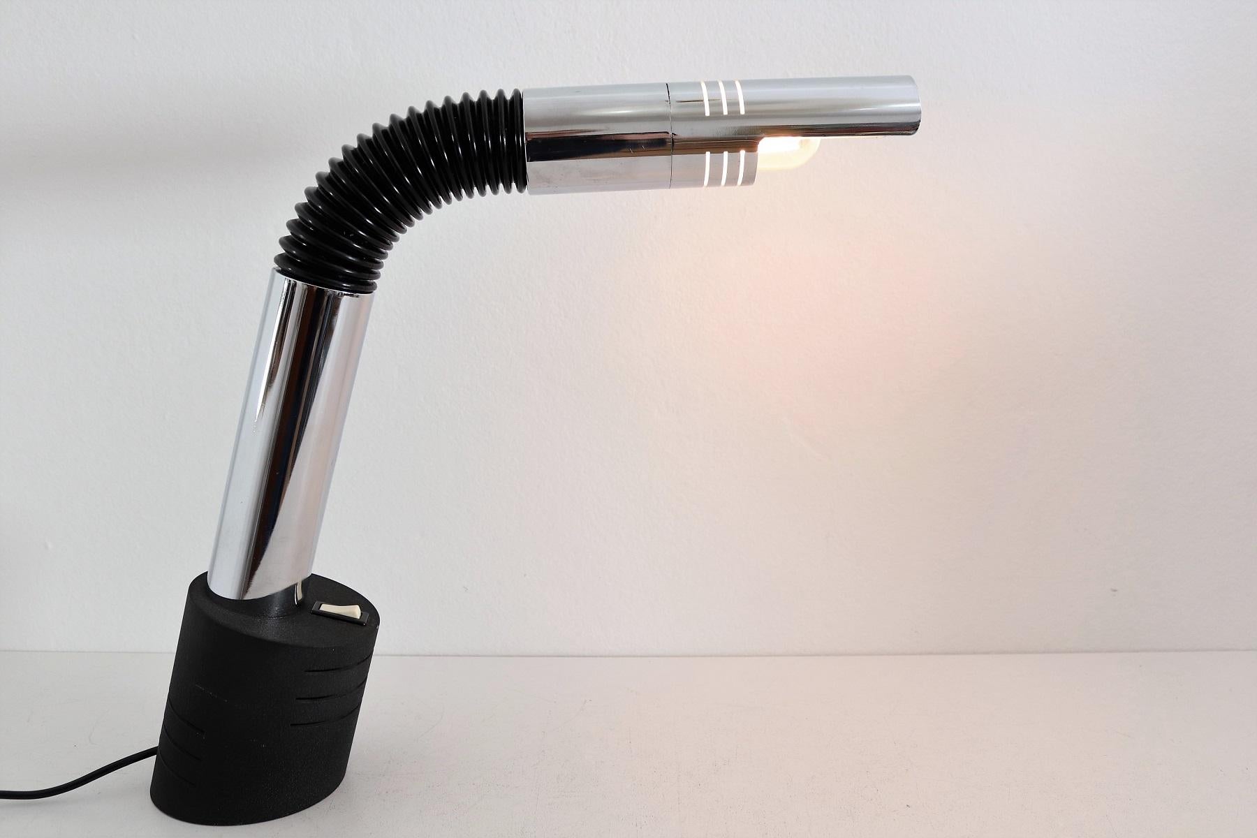 Cromo Lampada da scrivania italiana di design del Medioevo in metallo cromato di Targetti Sankey, anni '70 in vendita