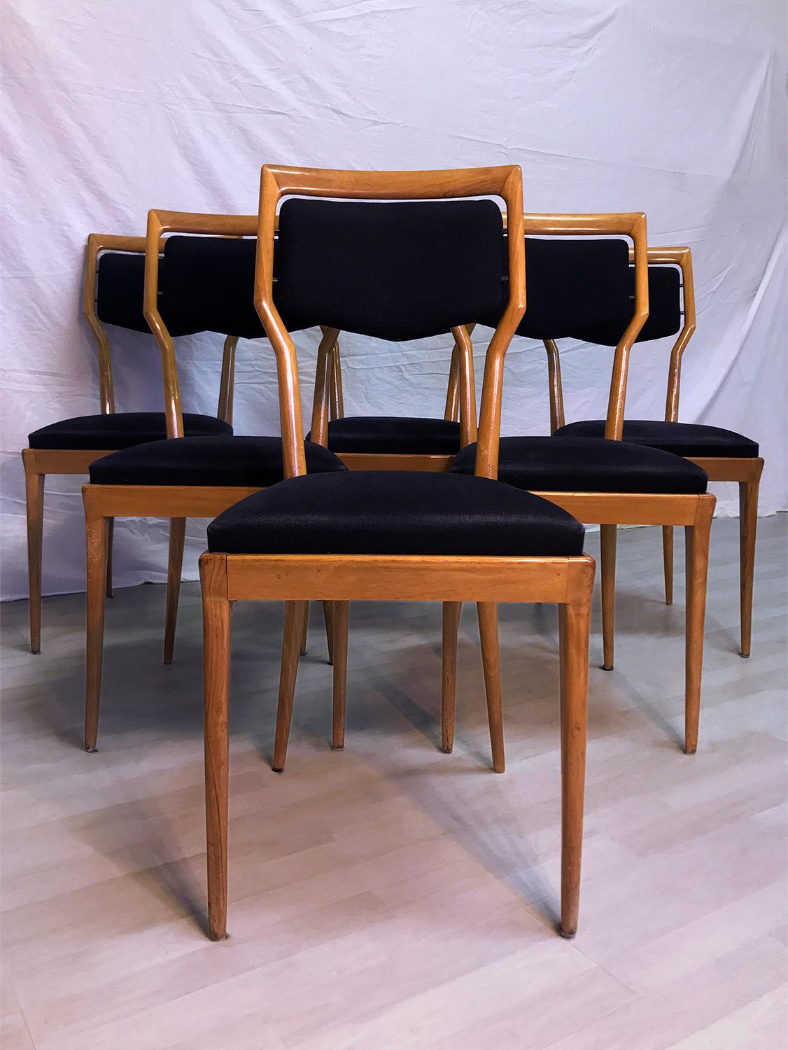 Elegant lines and solid structures for this stunning set of six dining Chairs designed by Vittorio Dassi in the 1950s.
The wooden surfaces as well the backs and seats, both upholstered in black fabric, with their paddings are in very good conditions