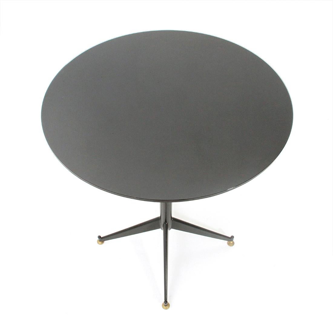 Italian manufacturing table from the 60s.
Black painted metal structure with brass feet.
Wooden top with tapered edge and black glass.
Good general conditions.

Dimensions: Length 60 cm, depth 60 cm, height 72 cm.