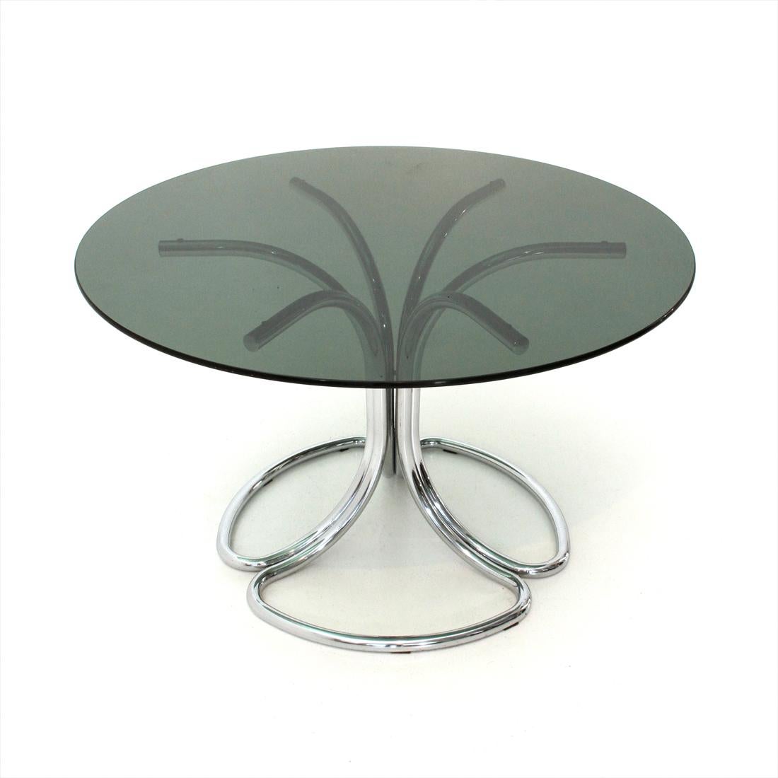 Italian manufacturing table produced in the 1970s.
Chromed metal tubular structure.
Smoked glass top in circular shape.
Good general conditions, some spots of rust and some signs on the glass due to normal use over time.

Dimensions: Diameter