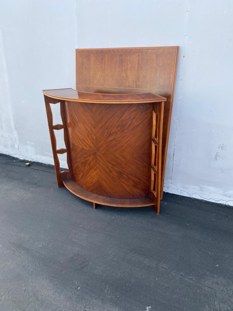 Bar dell'hotel Maritime di Trieste, Italia. La barra è in 2 pezzi. La parte della parete presenta un dipinto a intarsio in legno nello stile di Gio Ponti.
