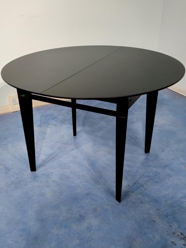Stylish Italian Mid-Century Modern dining table designed by Vittorio Dassi and produced by Dassi Mobili Moderni in 1950-1960.
The table is extendable, adding one or two leaves and supported by a solid teak structure. The extended length is