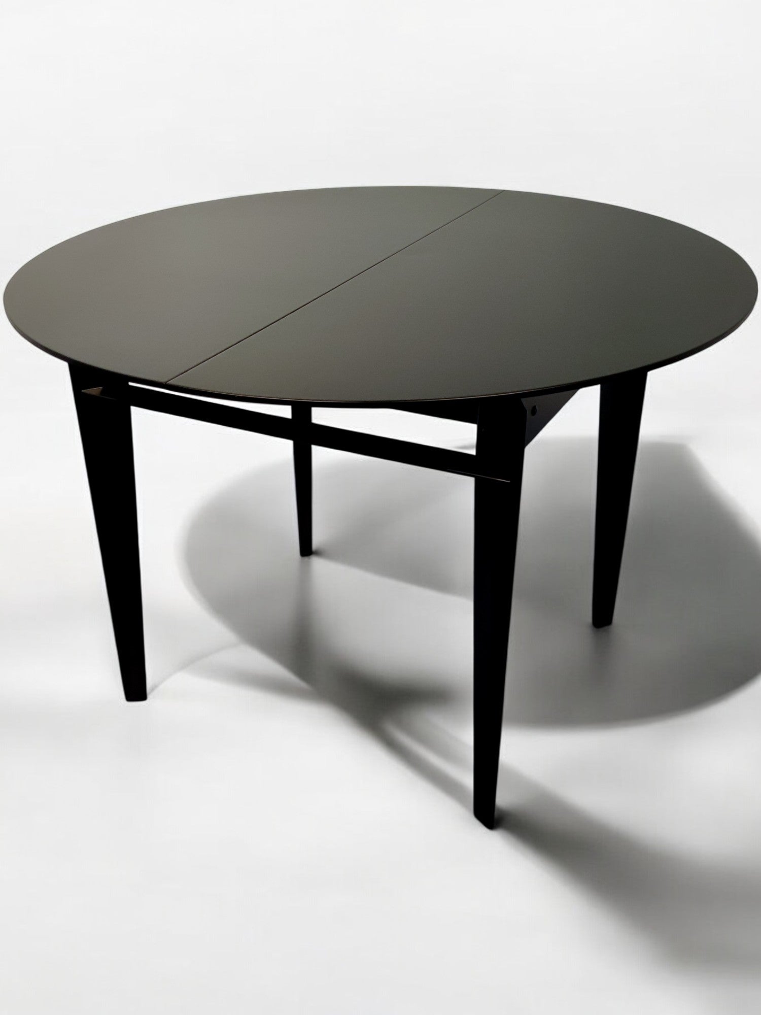 Elegante tavolo da pranzo italiano del Mid-Century Modern disegnato da Vittorio Dassi e prodotto da Dassi Mobili Moderni nel 1950-1960.
Il tavolo è allungabile, con l'aggiunta di una o due foglie, ed è sostenuto da una solida struttura in teak. La
