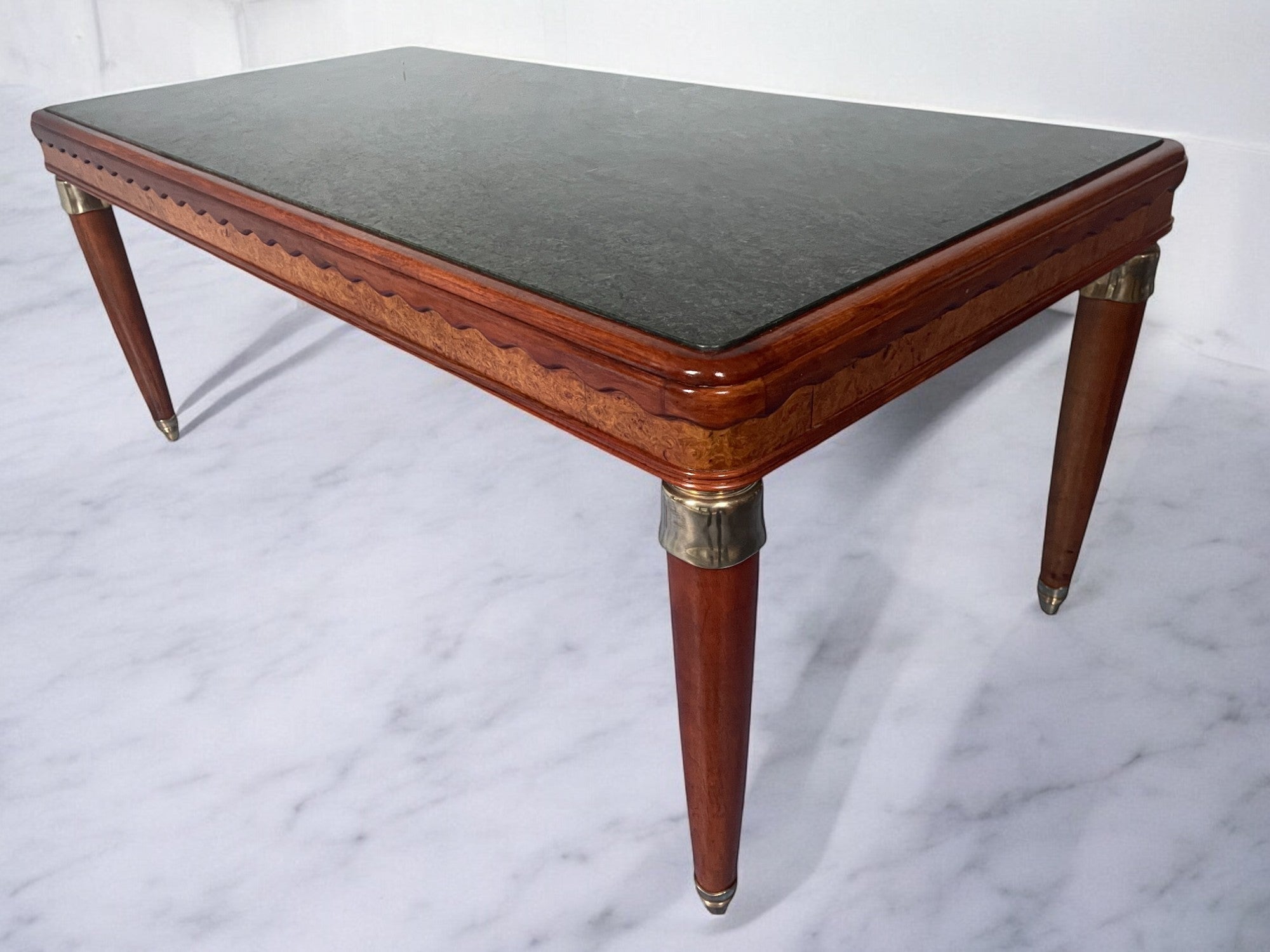 Preciosa Mesa de Comedor diseñada por Paolo Buffa en los años 50, de gran calidad ejecutiva que se pone de manifiesto en varios detalles, el tablero de precioso mármol verde de los Alpes, las bandas laterales de la mesa caracterizadas por un