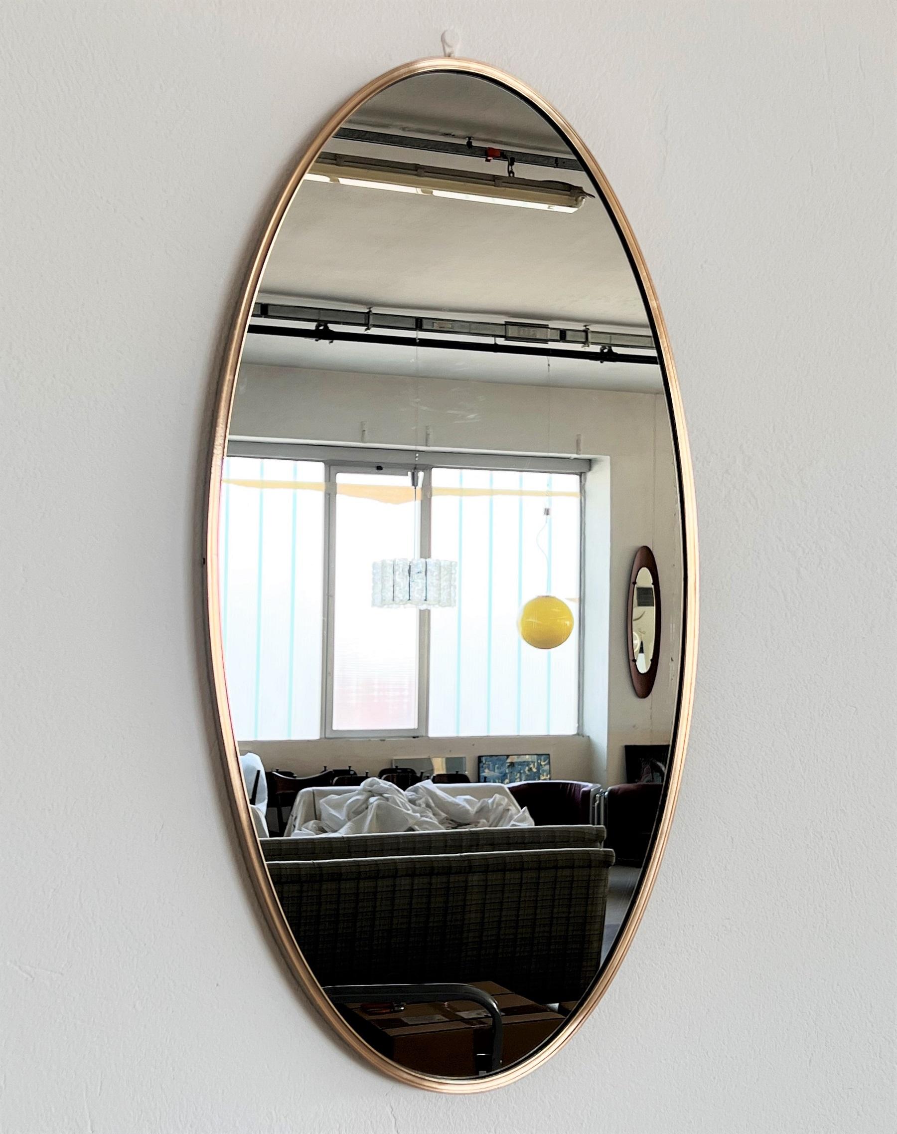 Beautiful and elegant large vintage wall mirror with solid brass frame and crystal mirror glass.
Made in Italy in the 1970s.
The crystal glass is still the original from that time and in very good shape, with very few smallest signs, but no defect
