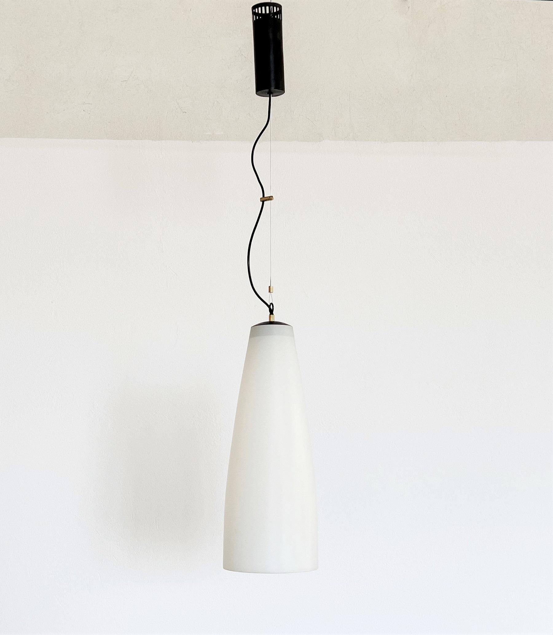 Italian Midcentury Extra Long Pendant Light in Milky White Glass, 1970s In Good Condition For Sale In Morazzone, Varese