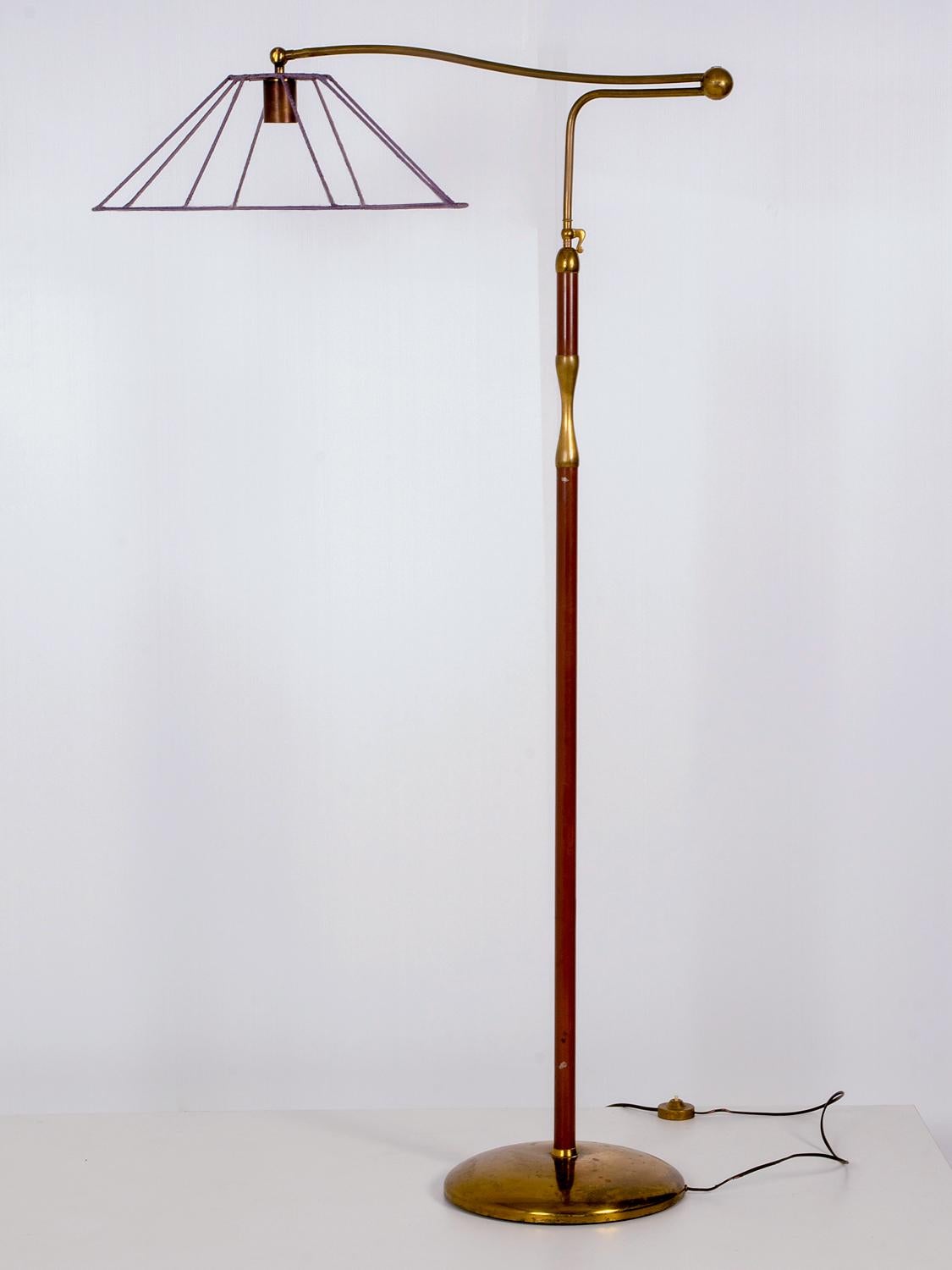 This is the historical floor lamp ‘Bridge’, one of the first creations of Angelo Lelii for Arredoluce in the 1950s.
The structure is a tubolar steel partially lacquered and finished with brass details, equipped with a repositionable arm.
The conic