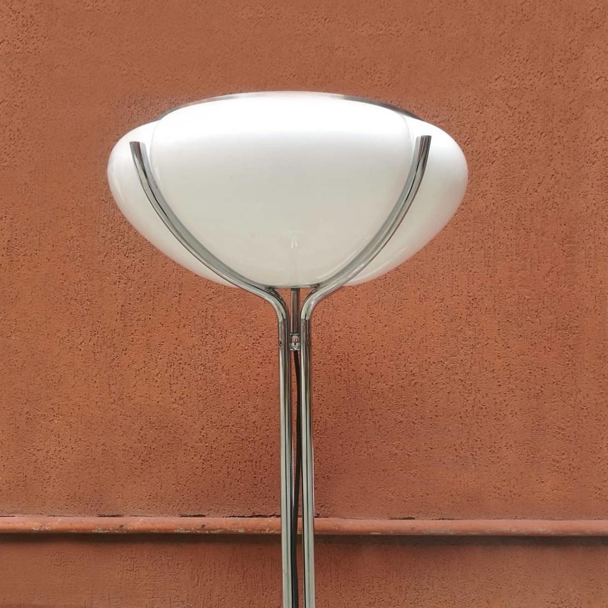 Italian midcentury floor lamp Quadrifoglio by Luigi Massoni for Guzzini, 1960s
Chromed steel floor lamp Quadrifoglio with milk white perspex shade. 
Designed by Luigi Massoni for Guzzini.

Perfectly preserved.

Measures: 50 x 165 H cm.