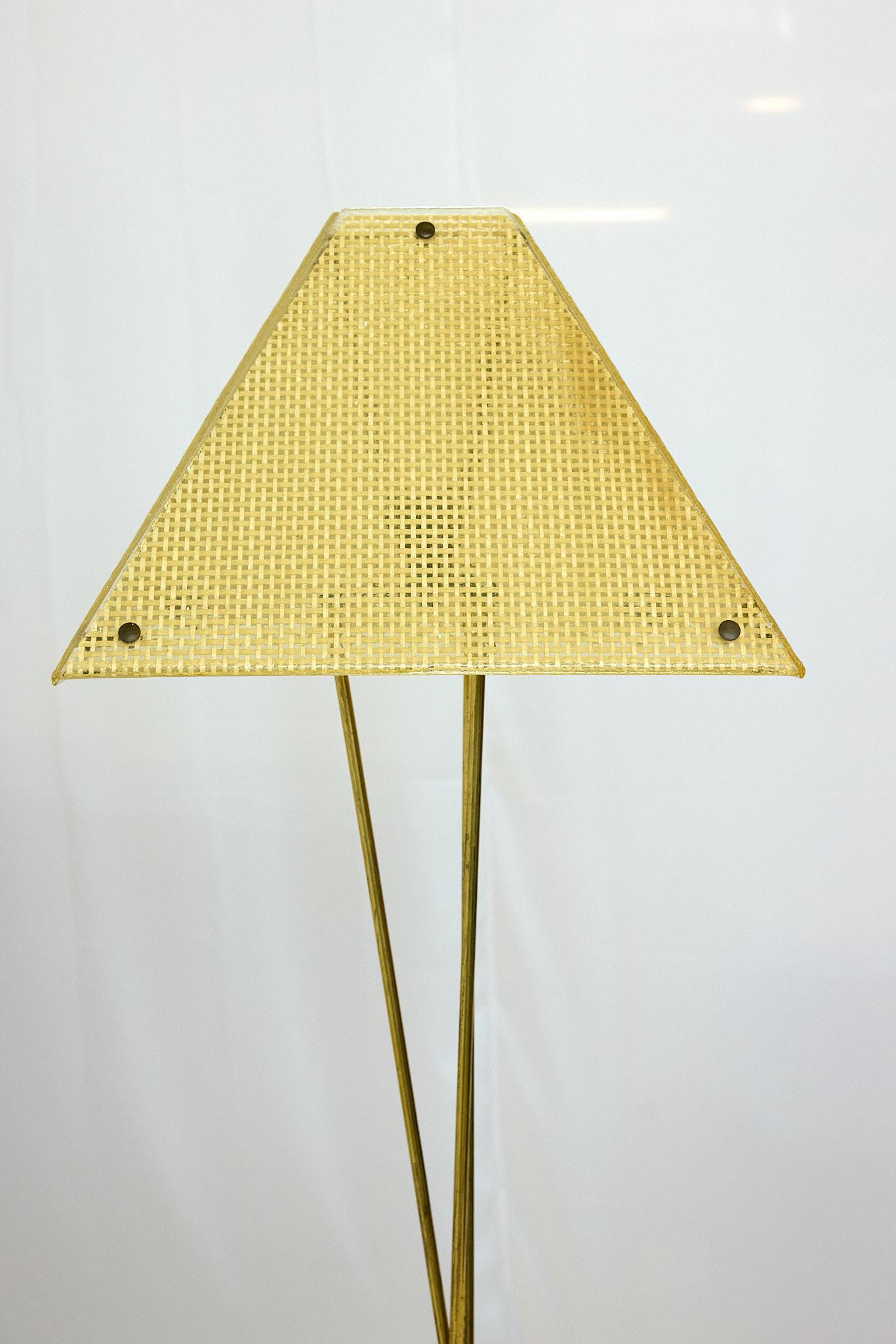 Lampadaire italien du milieu du siècle avec abat-jour tissé original en résine en vente 4