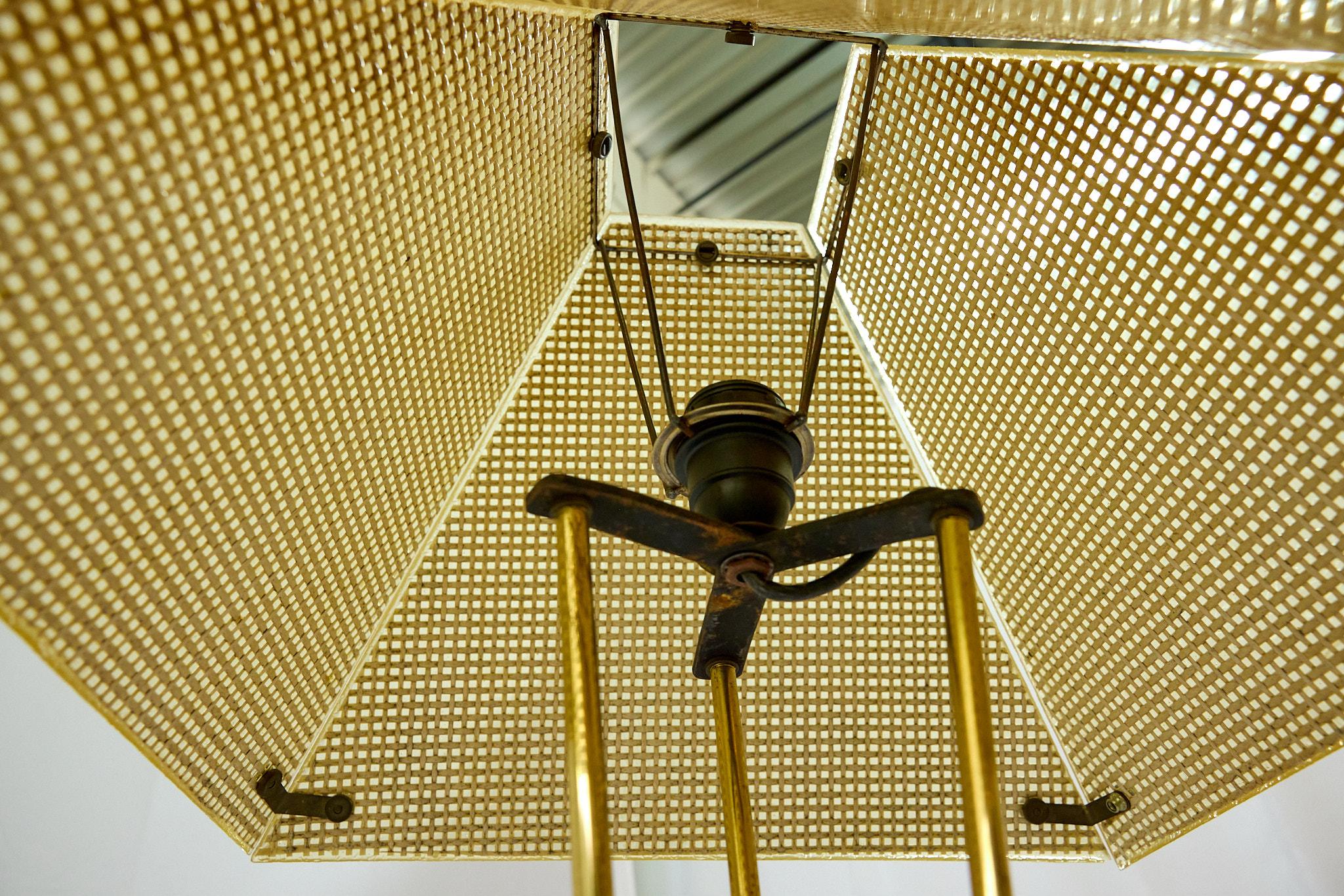 Lampadaire italien du milieu du siècle avec abat-jour tissé original en résine en vente 11