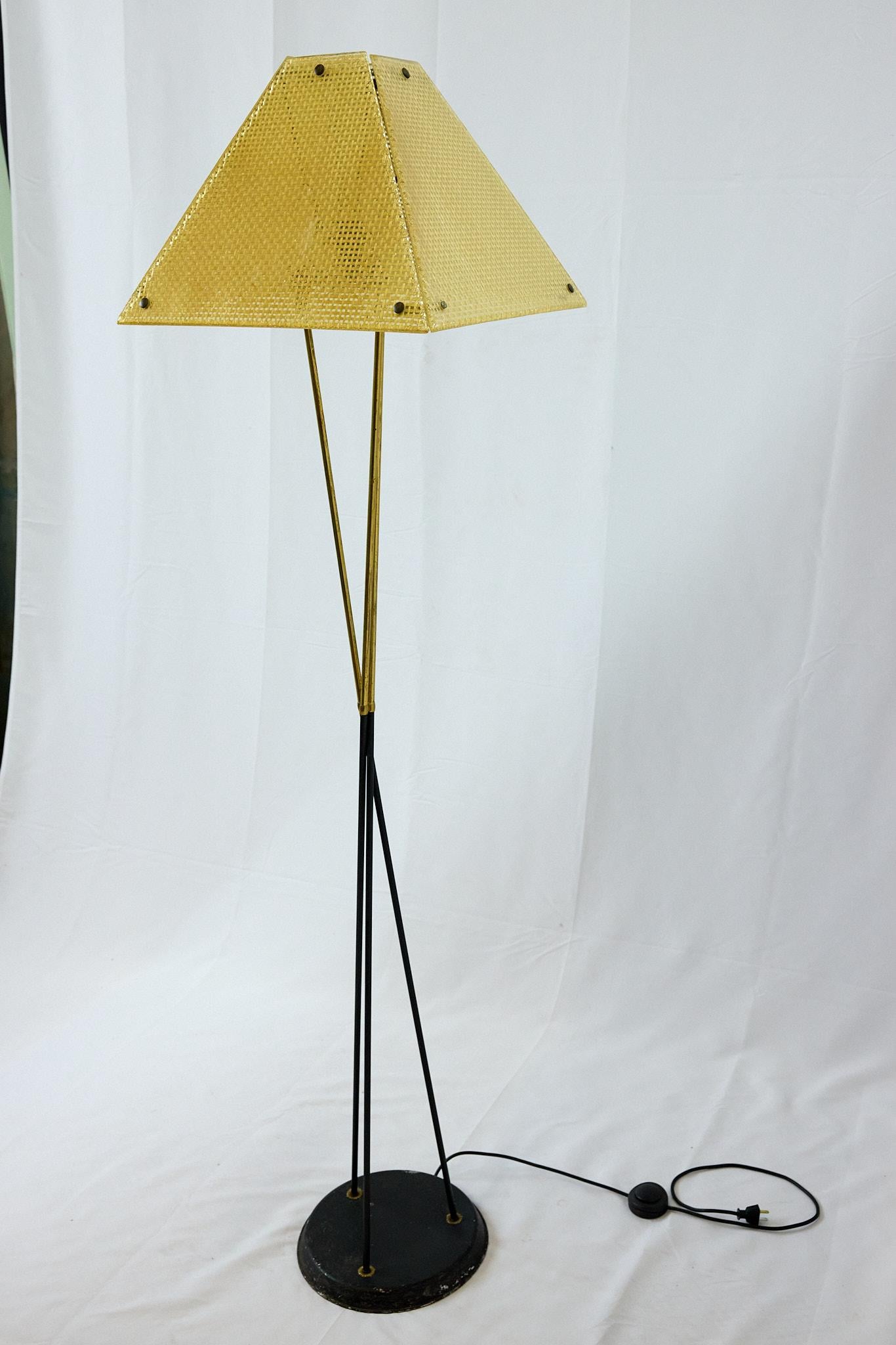 Hollywood Regency Lampadaire italien du milieu du siècle avec abat-jour tissé original en résine en vente