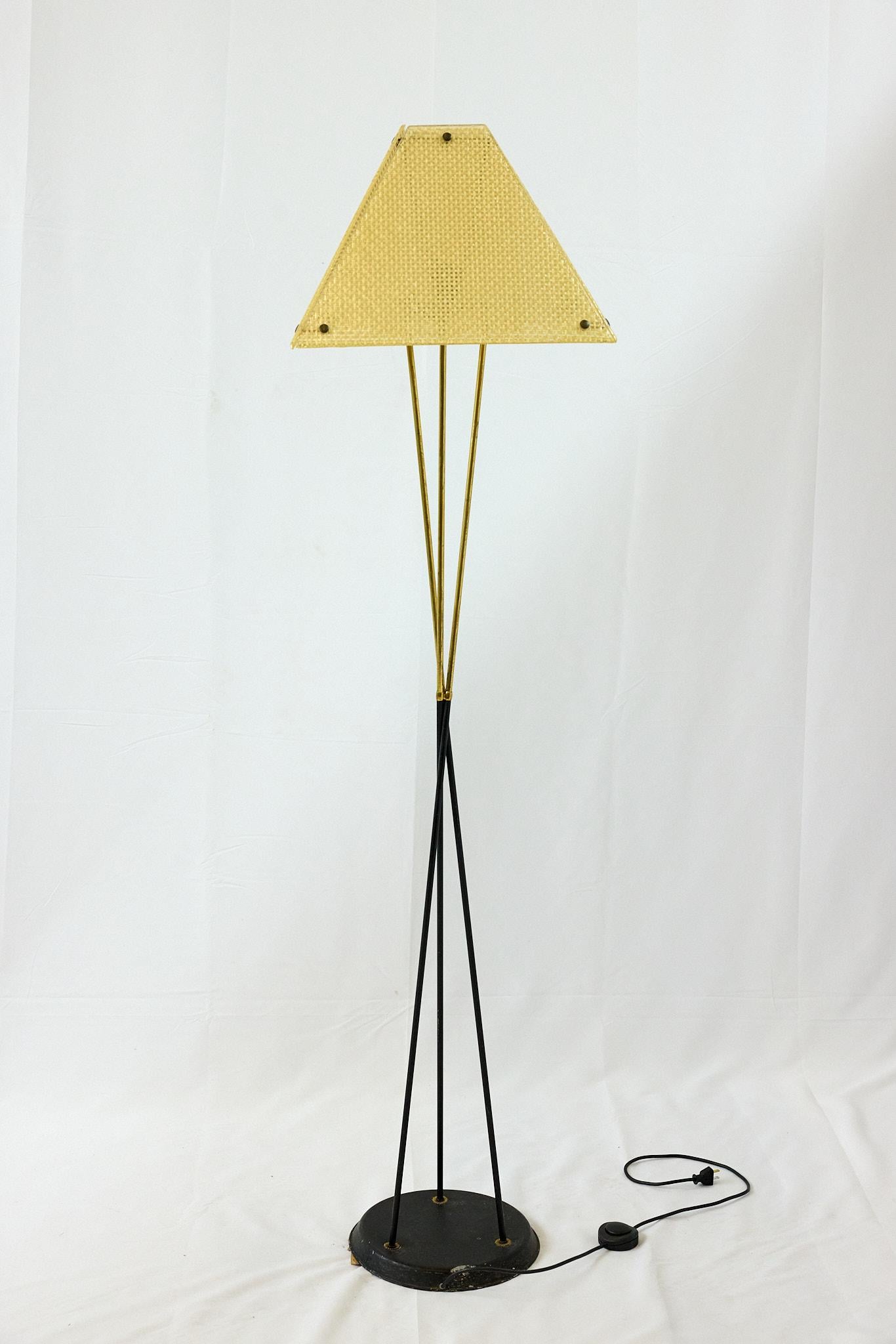 Tissage Lampadaire italien du milieu du siècle avec abat-jour tissé original en résine en vente