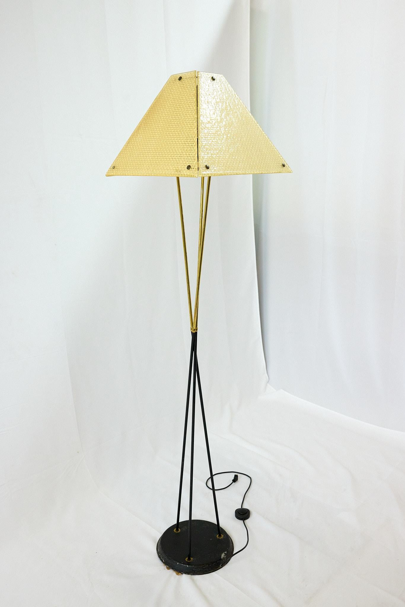 Lampadaire italien du milieu du siècle avec abat-jour tissé original en résine Bon état - En vente à Atlanta, GA