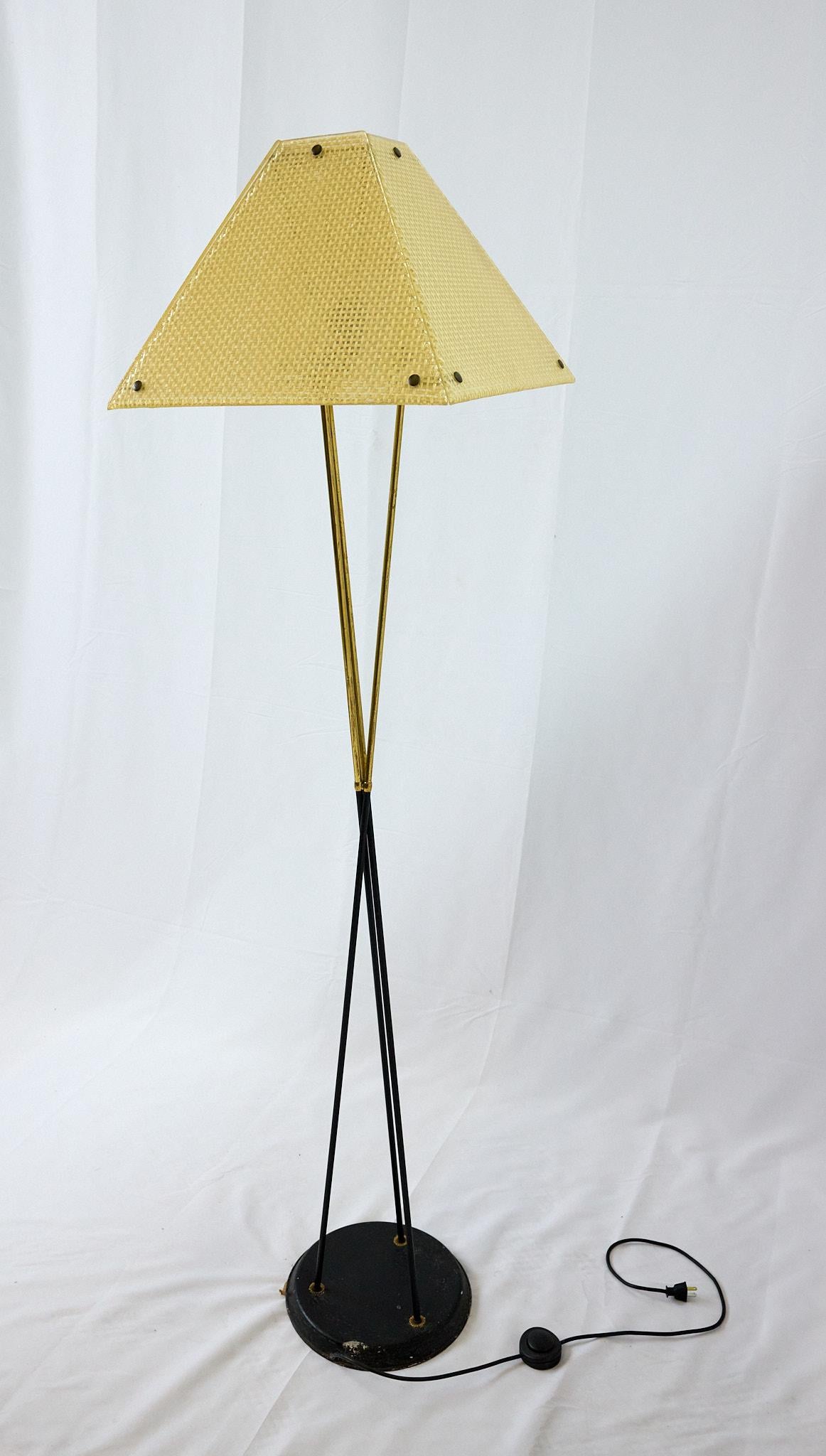 Milieu du XXe siècle Lampadaire italien du milieu du siècle avec abat-jour tissé original en résine en vente