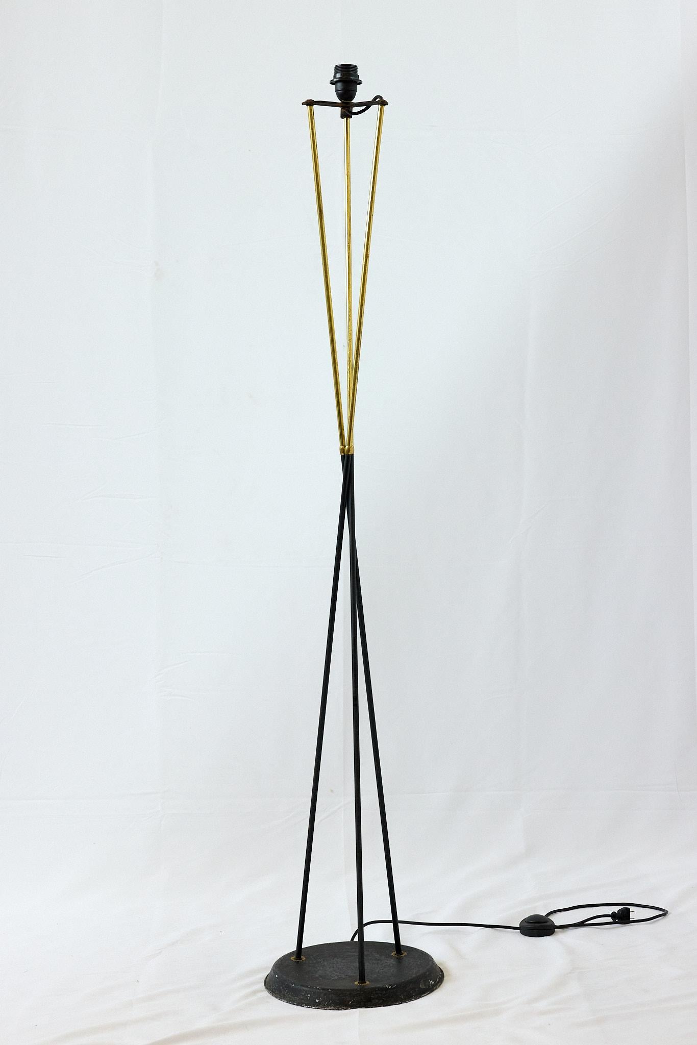 Laiton Lampadaire italien du milieu du siècle avec abat-jour tissé original en résine en vente