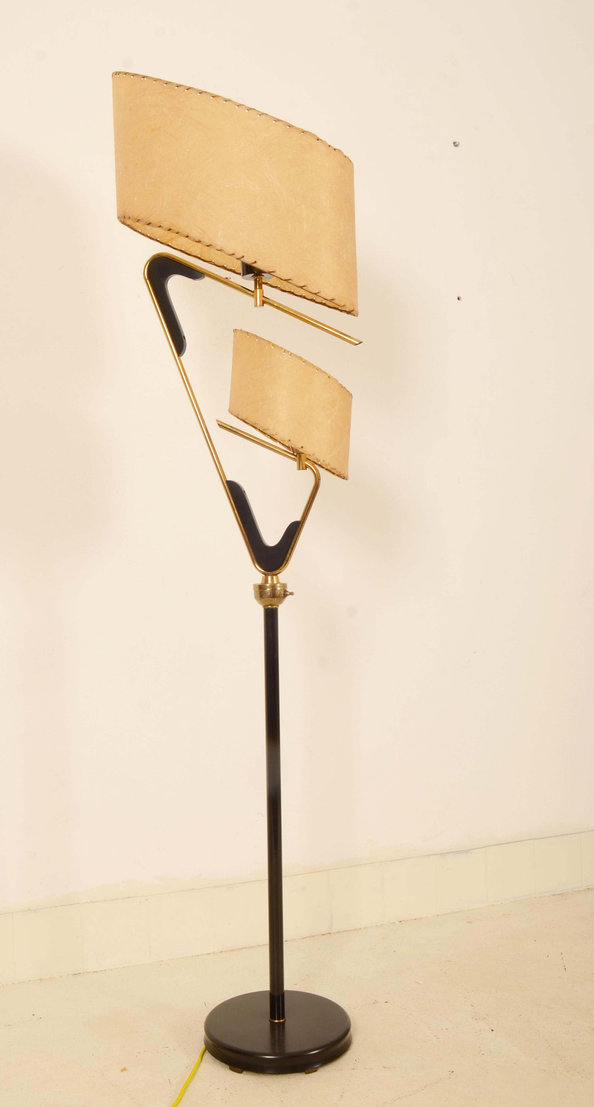 Italienische Stehlampe aus der Mitte des Jahrhunderts mit Pergamentschirmen im Angebot 9