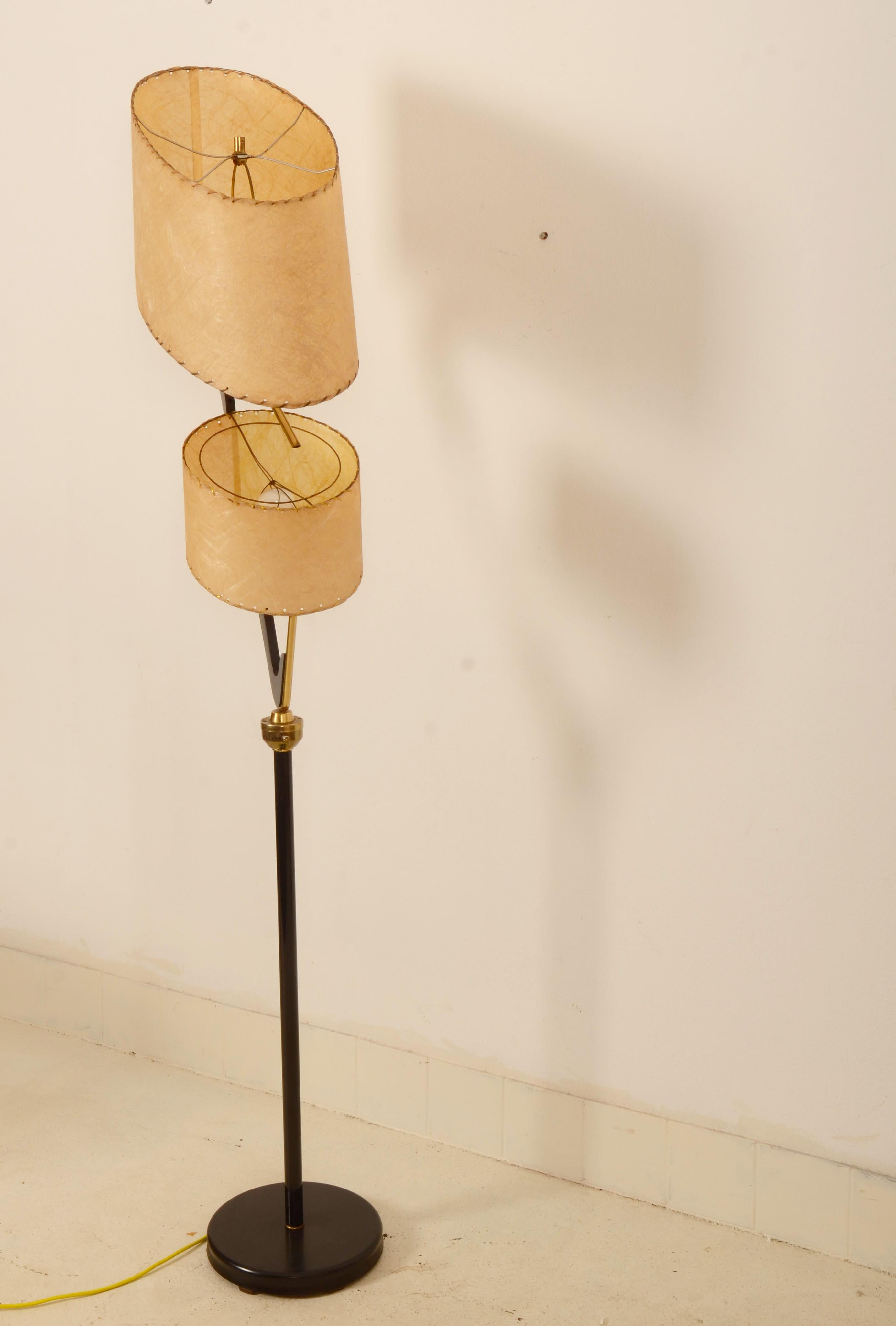 Italienische Stehlampe aus der Mitte des Jahrhunderts mit Pergamentschirmen im Zustand „Gut“ im Angebot in Vienna, AT