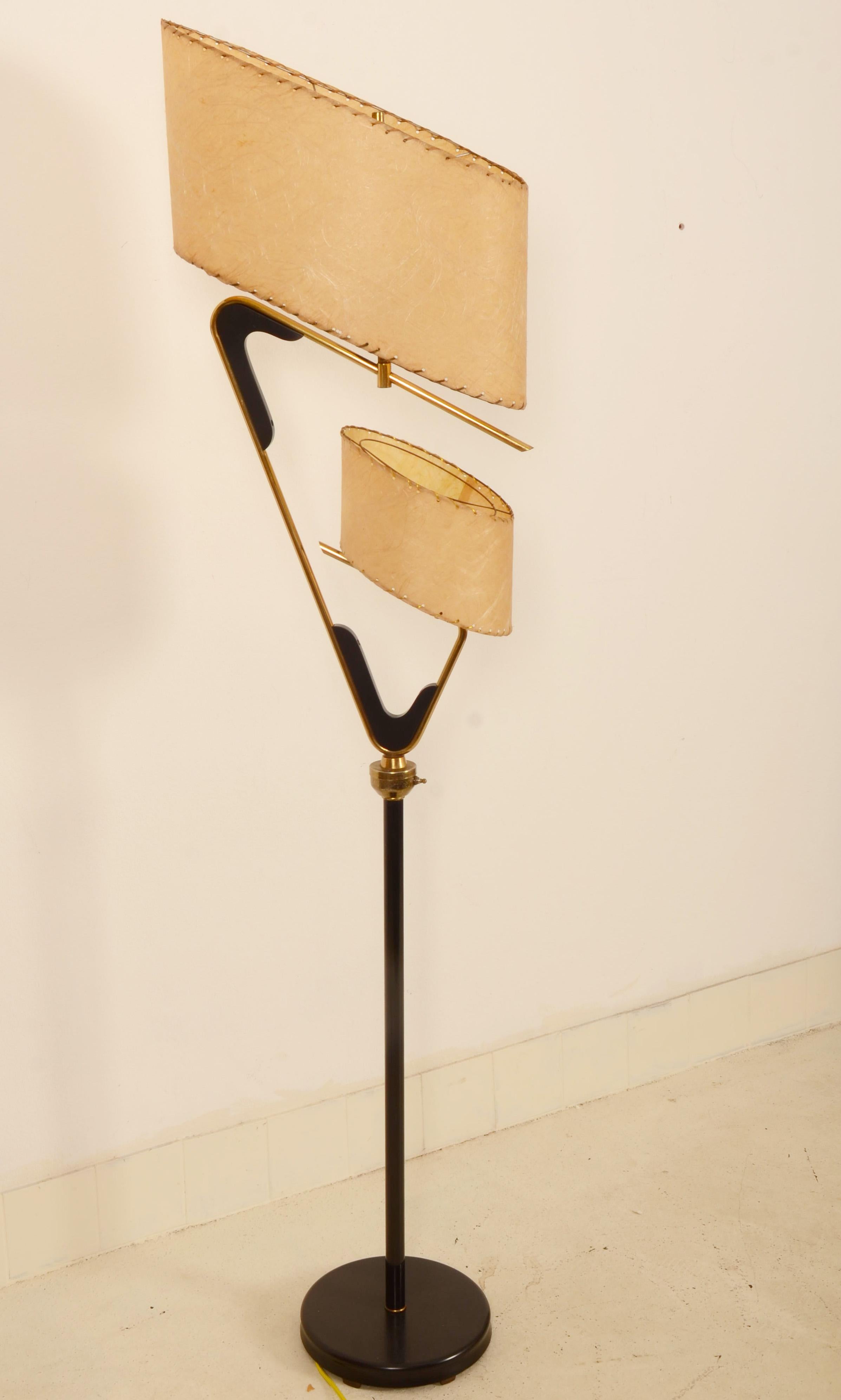Italienische Stehlampe aus der Mitte des Jahrhunderts mit Pergamentschirmen (Mitte des 20. Jahrhunderts) im Angebot