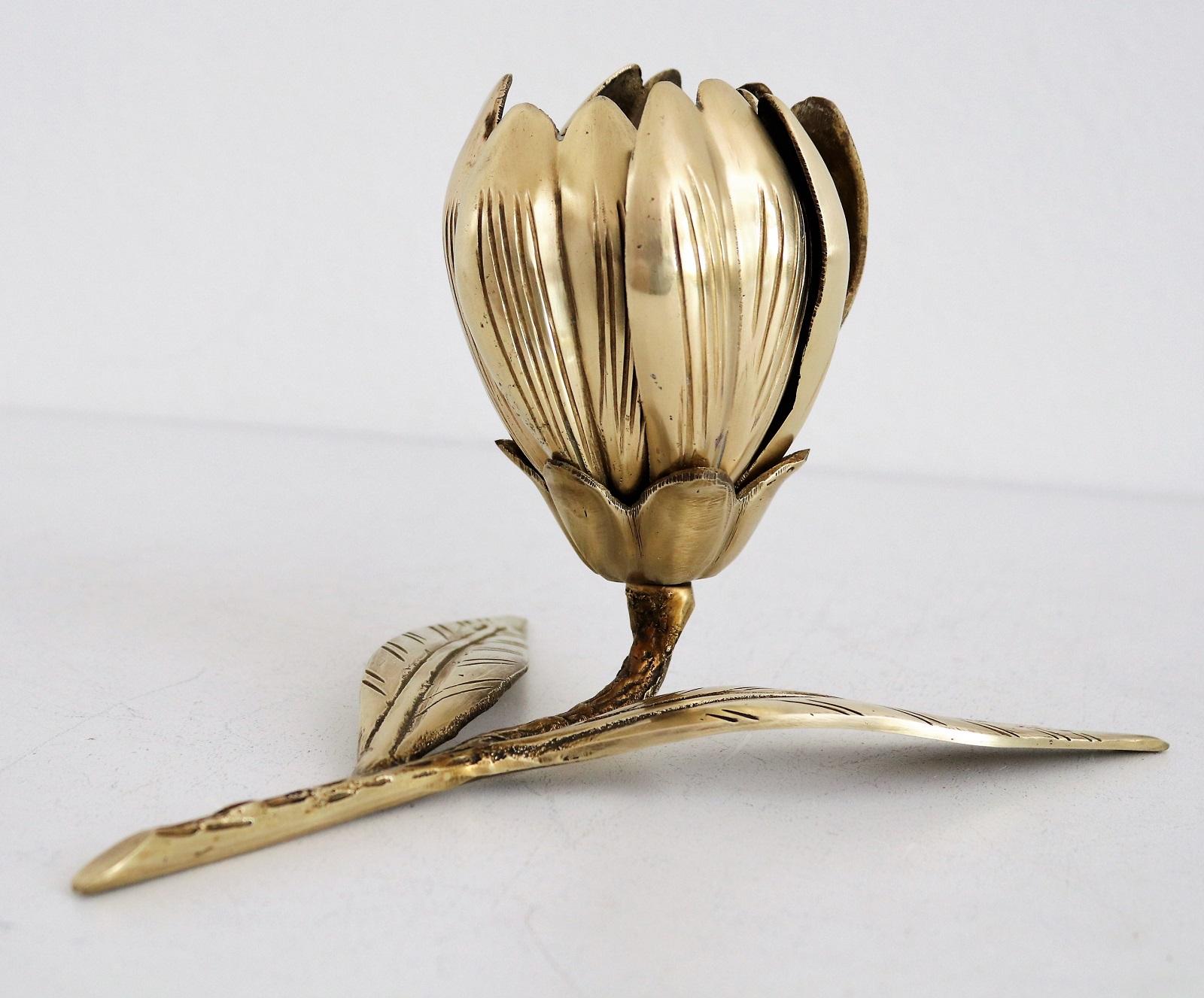 Beautiful flower made of full brass removable petals ashtrays from the midcentury.
Made in Italy.
The 6 petals of the flower are removeable easily and when flipped over become ashtrays.
They can be composed as an open flower or as a closed