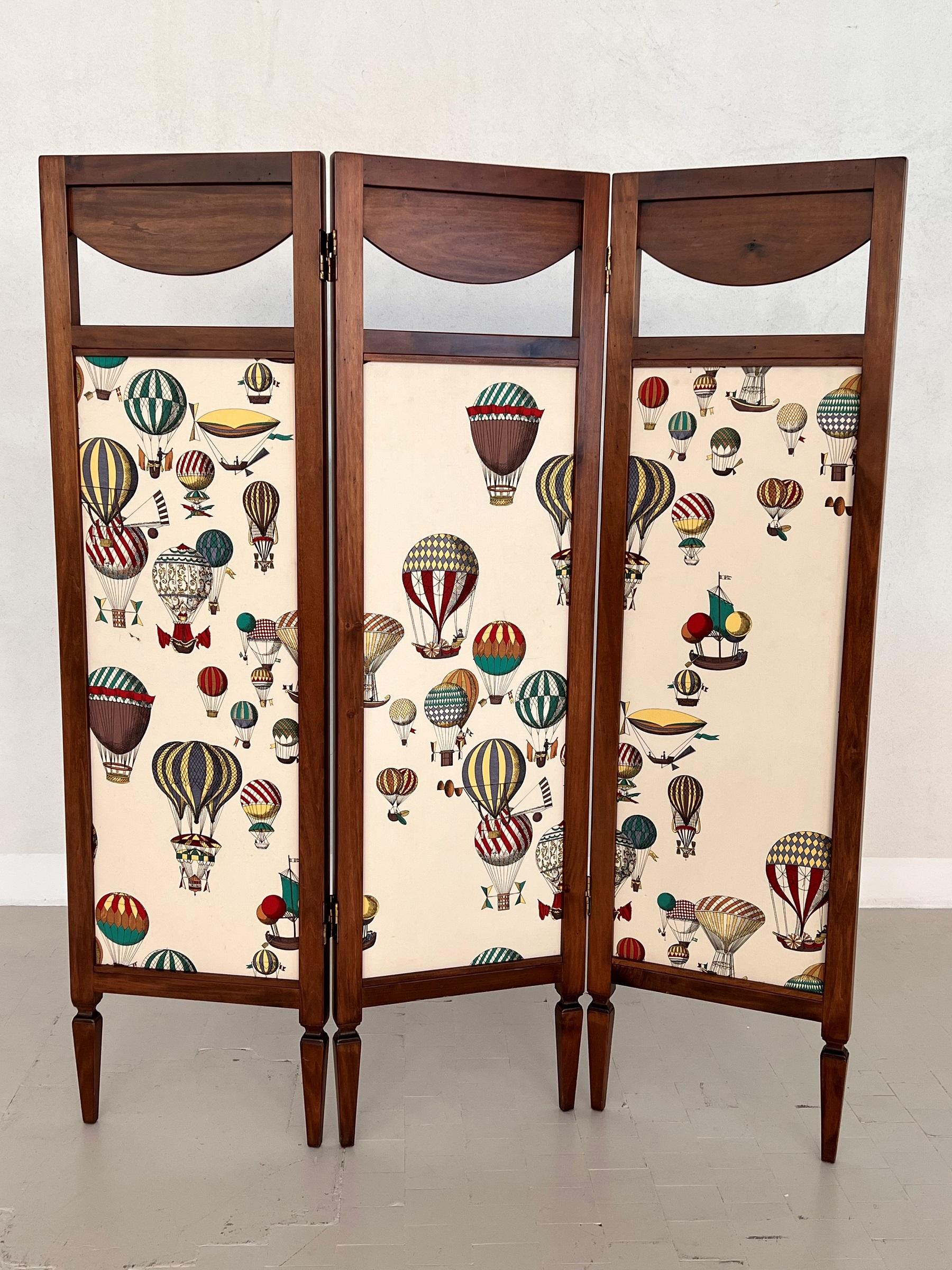 Italian Midcentury Folding Screen Room Divider Paravent with Fornasetti Fabric In Good Condition In Morazzone, Varese