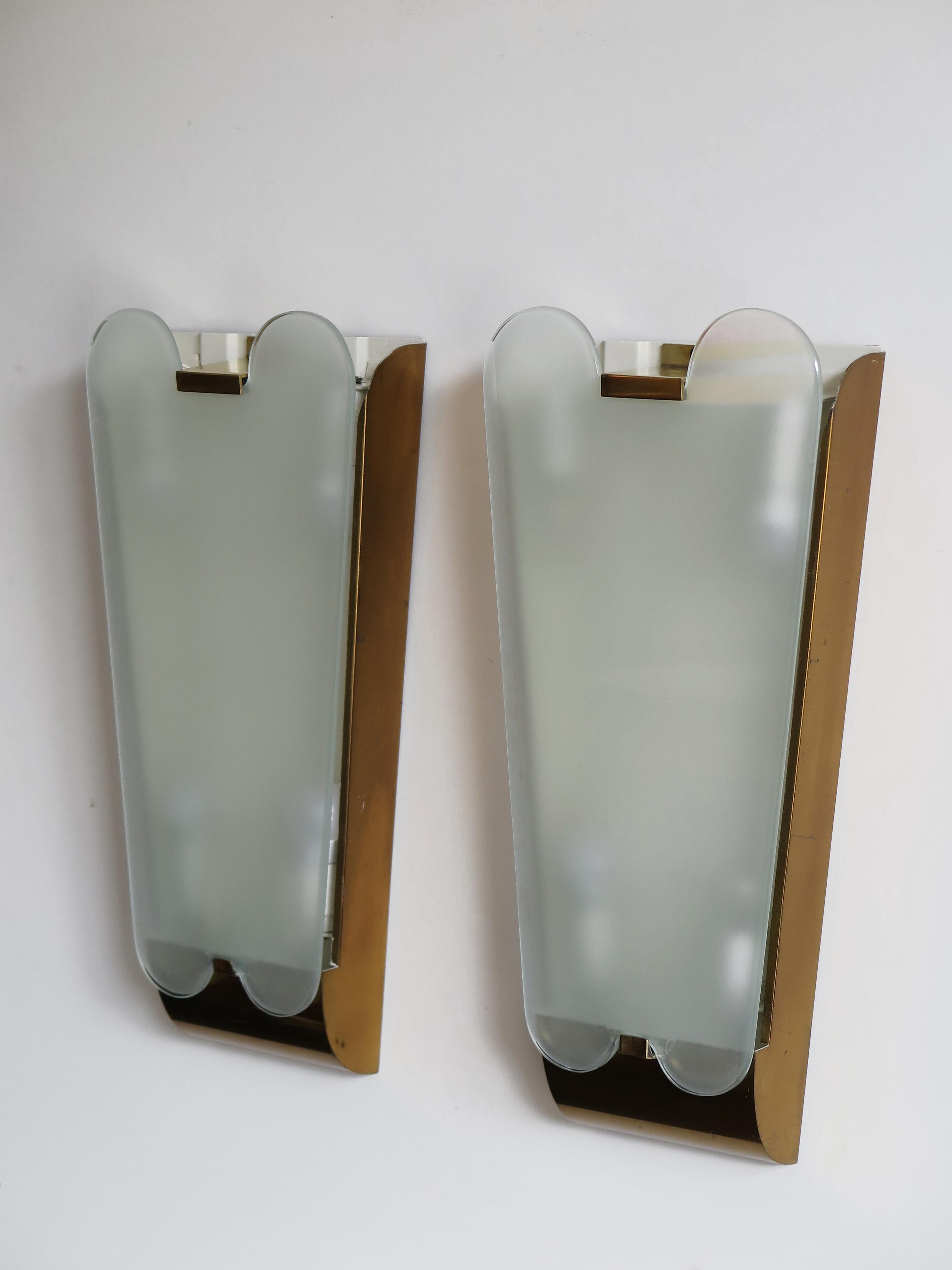 Italian Mid-Century Modern design Fontana Arte big sconces / wall lamps with brass frame and frosted glass diffusers, 1940s
Please note that the lamps are original of the period and this shows normal signs of age and use.