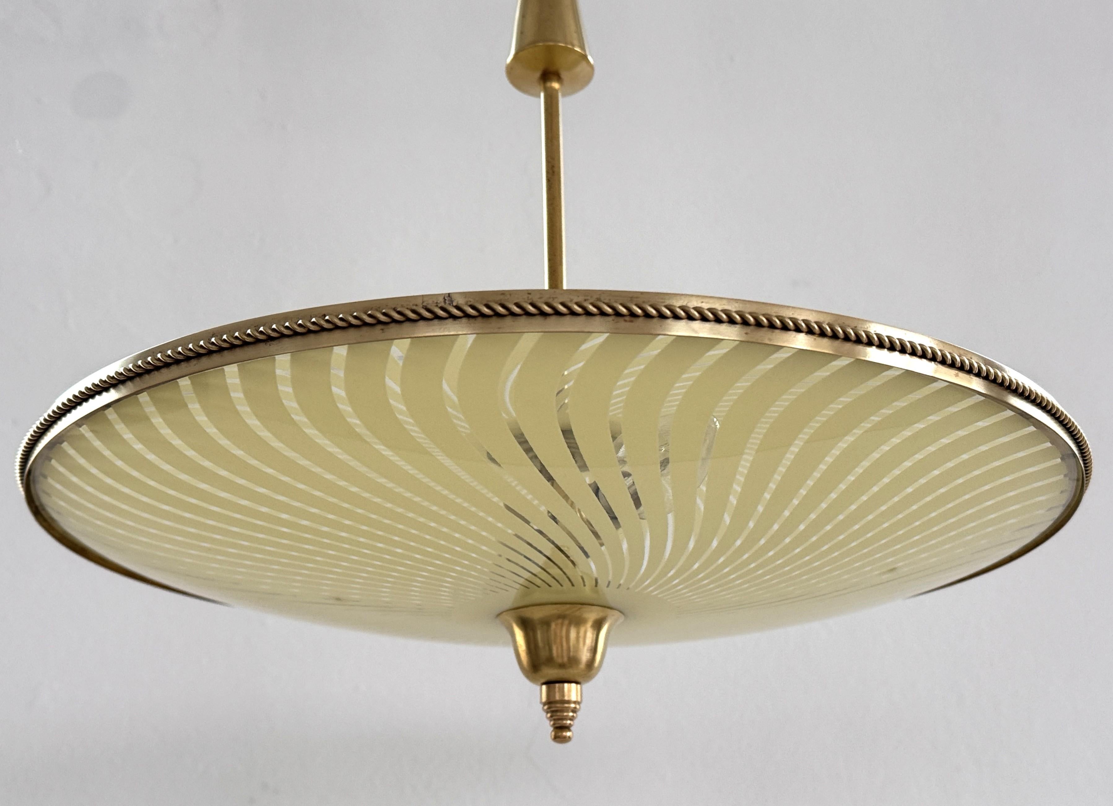 Italiano Lampada a sospensione 'Ufo' in vetro di Murano e ottone di Fontana Arte, 1950 in vendita