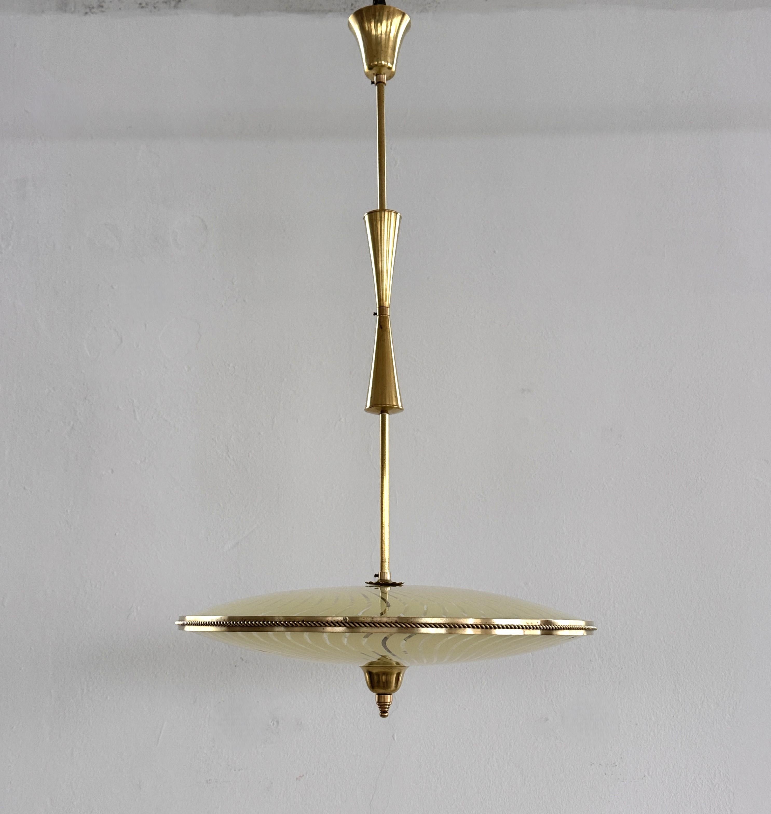 Lampada a sospensione 'Ufo' in vetro di Murano e ottone di Fontana Arte, 1950 In condizioni buone in vendita a Morazzone, Varese