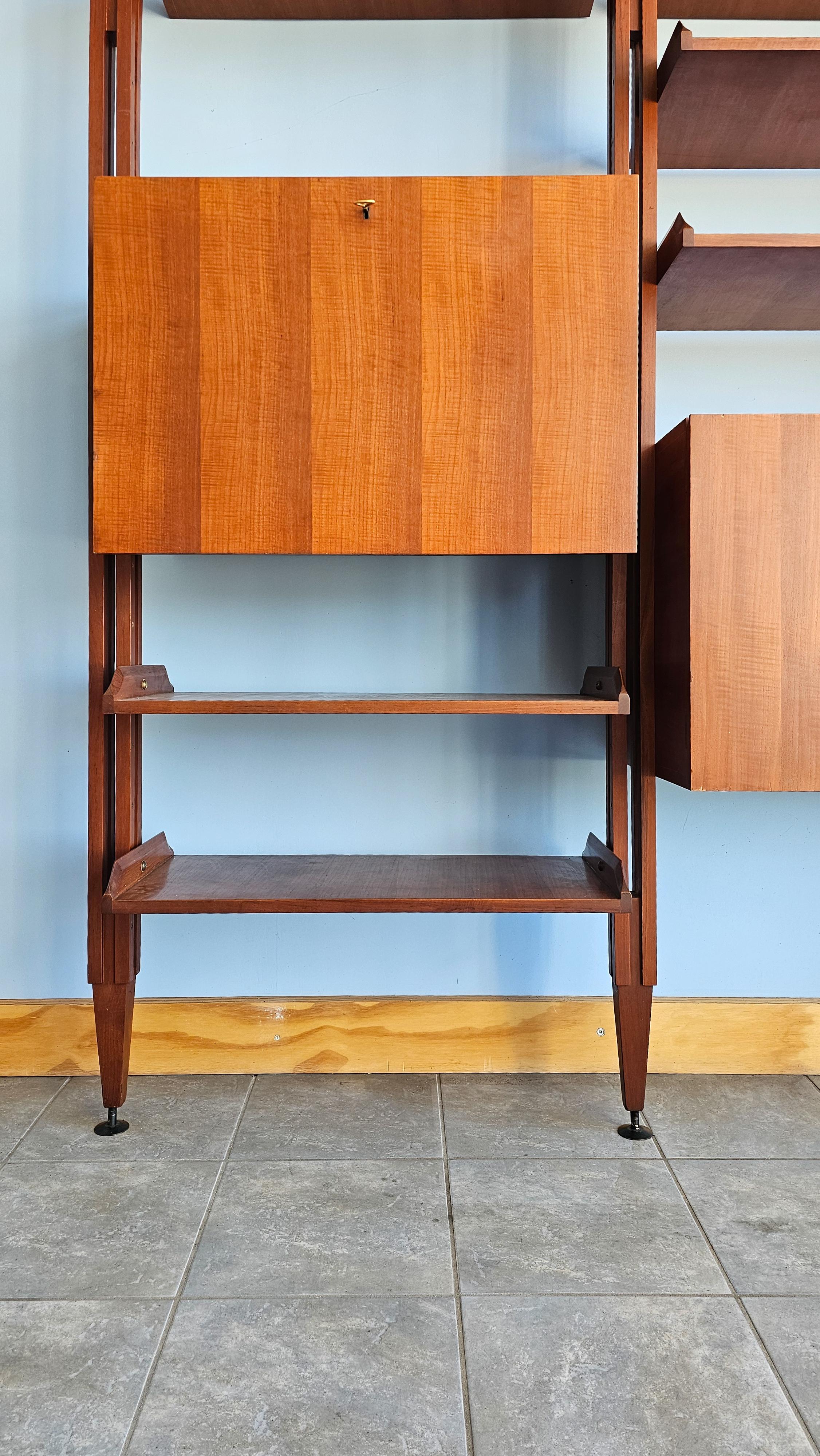 Italian Midcentury Franco Albini's 'LB7' Style Ceiling-Mounted Bookcase,  1960 In Good Condition For Sale In Traversetolo, IT