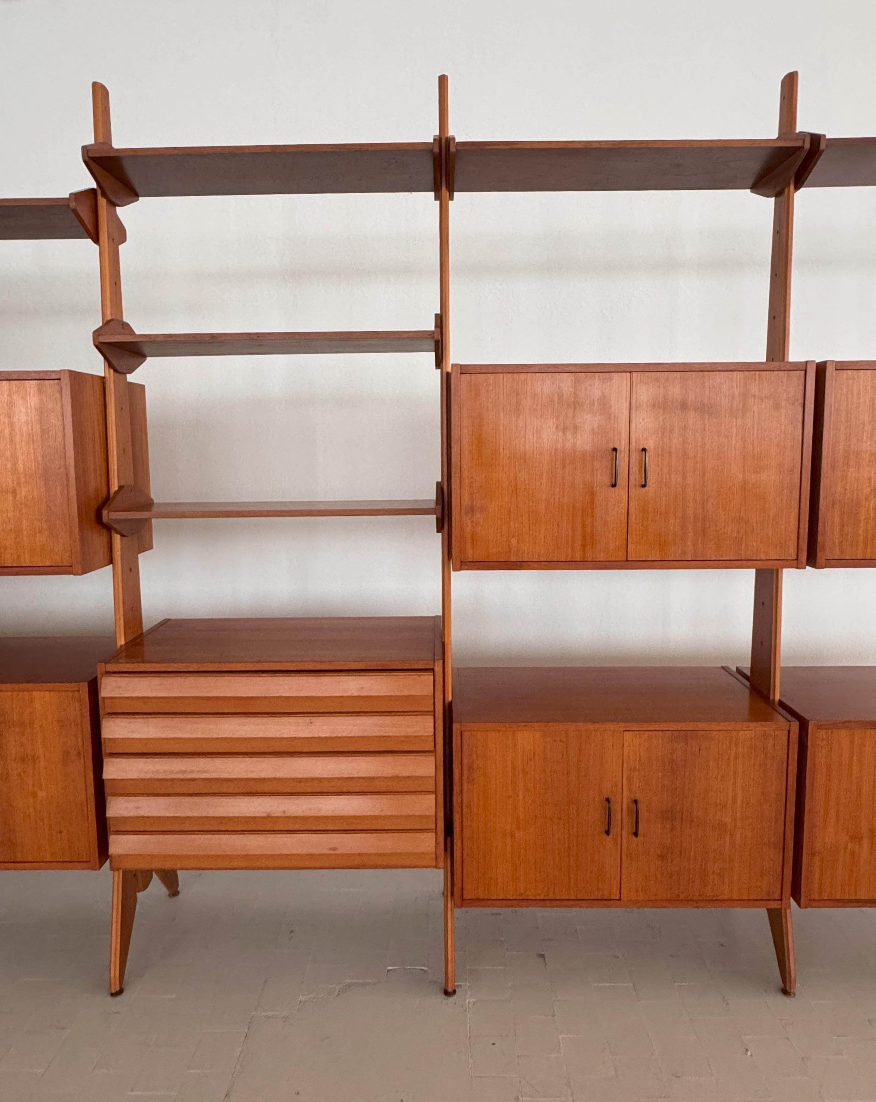 Estantería modular italiana de diseño XXL independiente de mediados de siglo, años 60 Italiano en venta