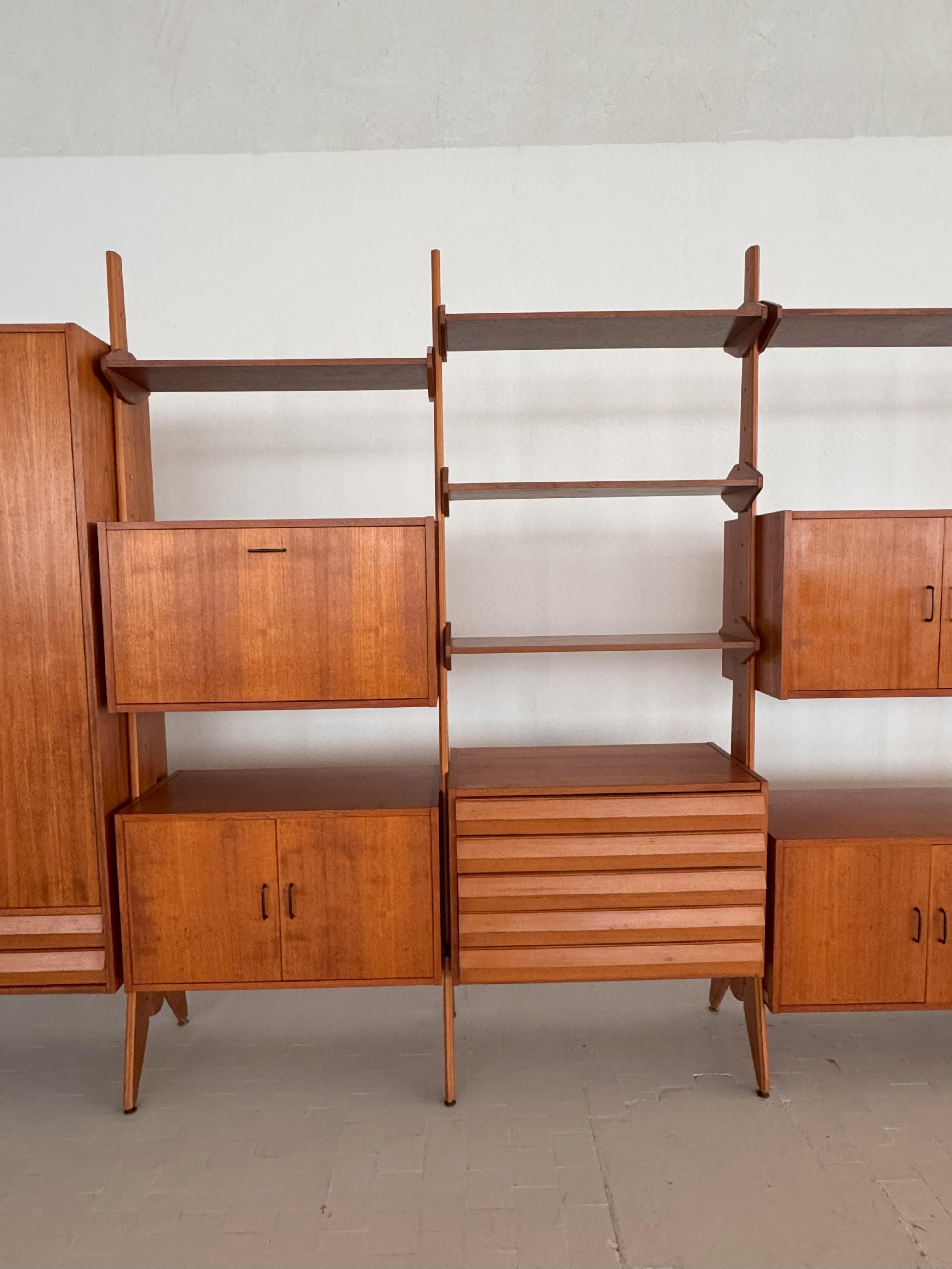 Estantería modular italiana de diseño XXL independiente de mediados de siglo, años 60 Chapado en venta
