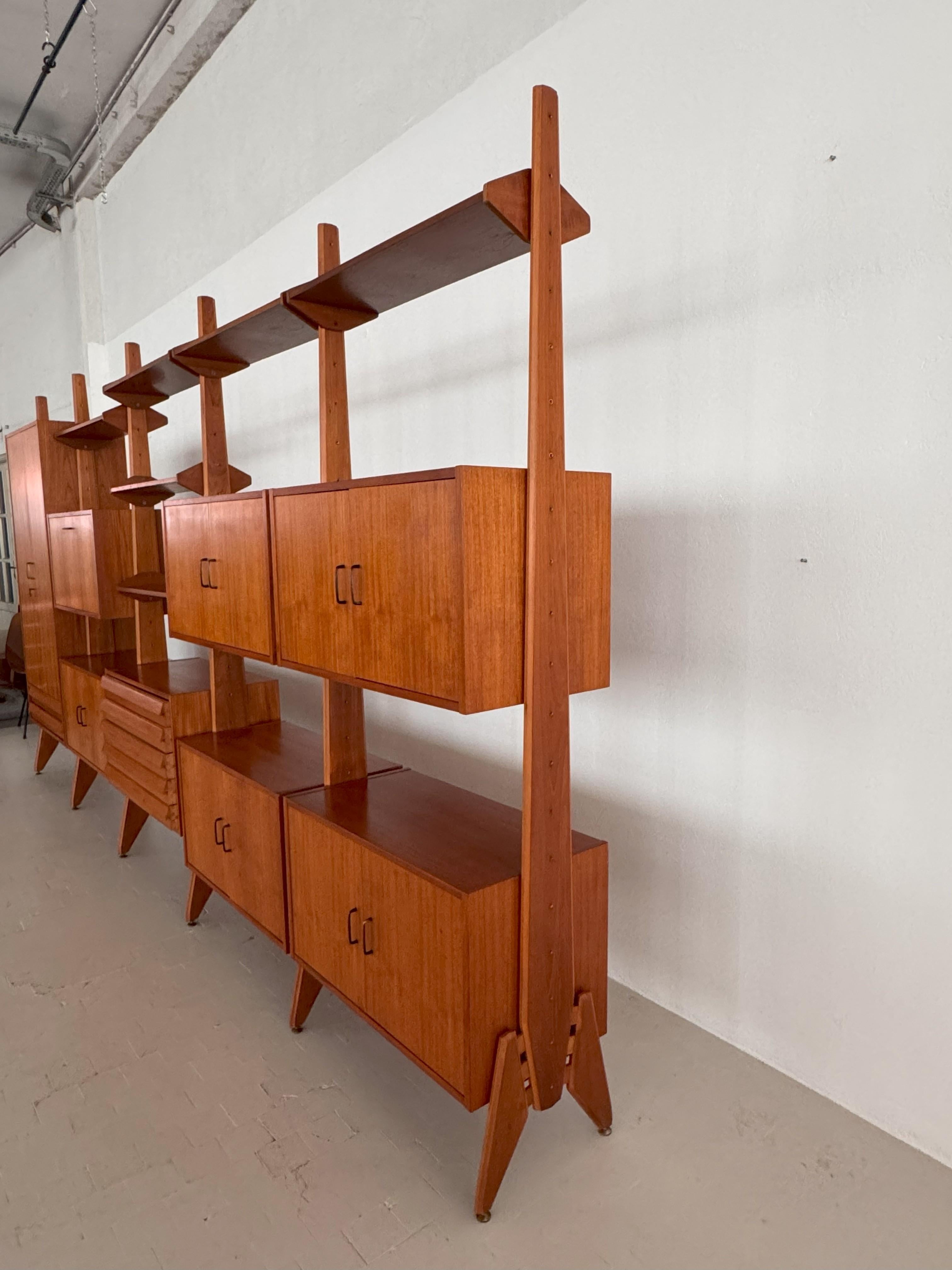 Estantería modular italiana de diseño XXL independiente de mediados de siglo, años 60 Latón en venta