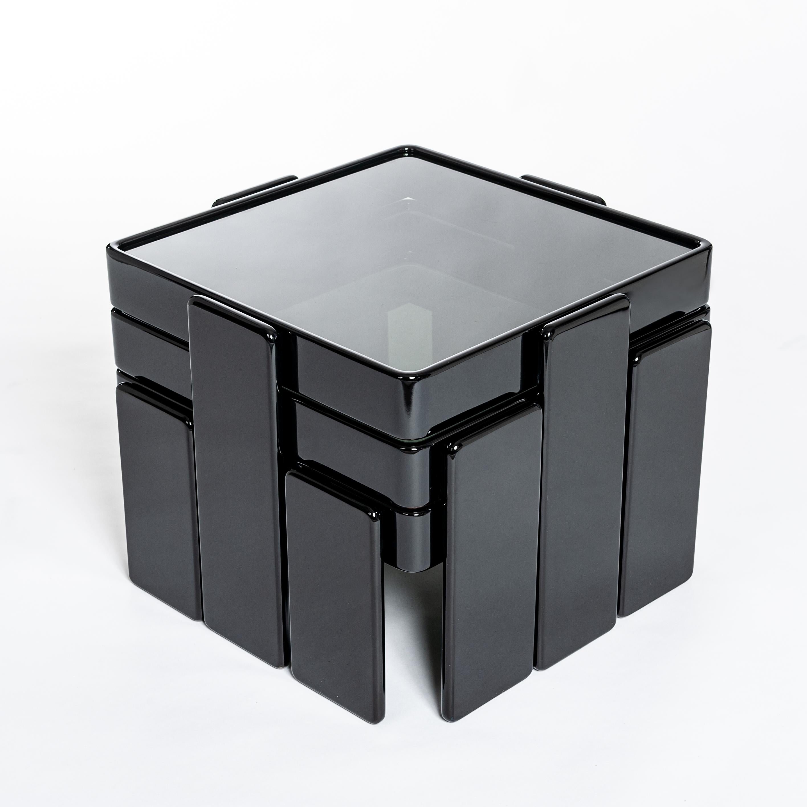Set of three black high gloss stacking tables by Gianfranco Frattini, Italy, 1960s.
The wood has been completely re-lacquered due to the worn surface and is now in perfect condition.
The original green glass table tops match the black high-gloss