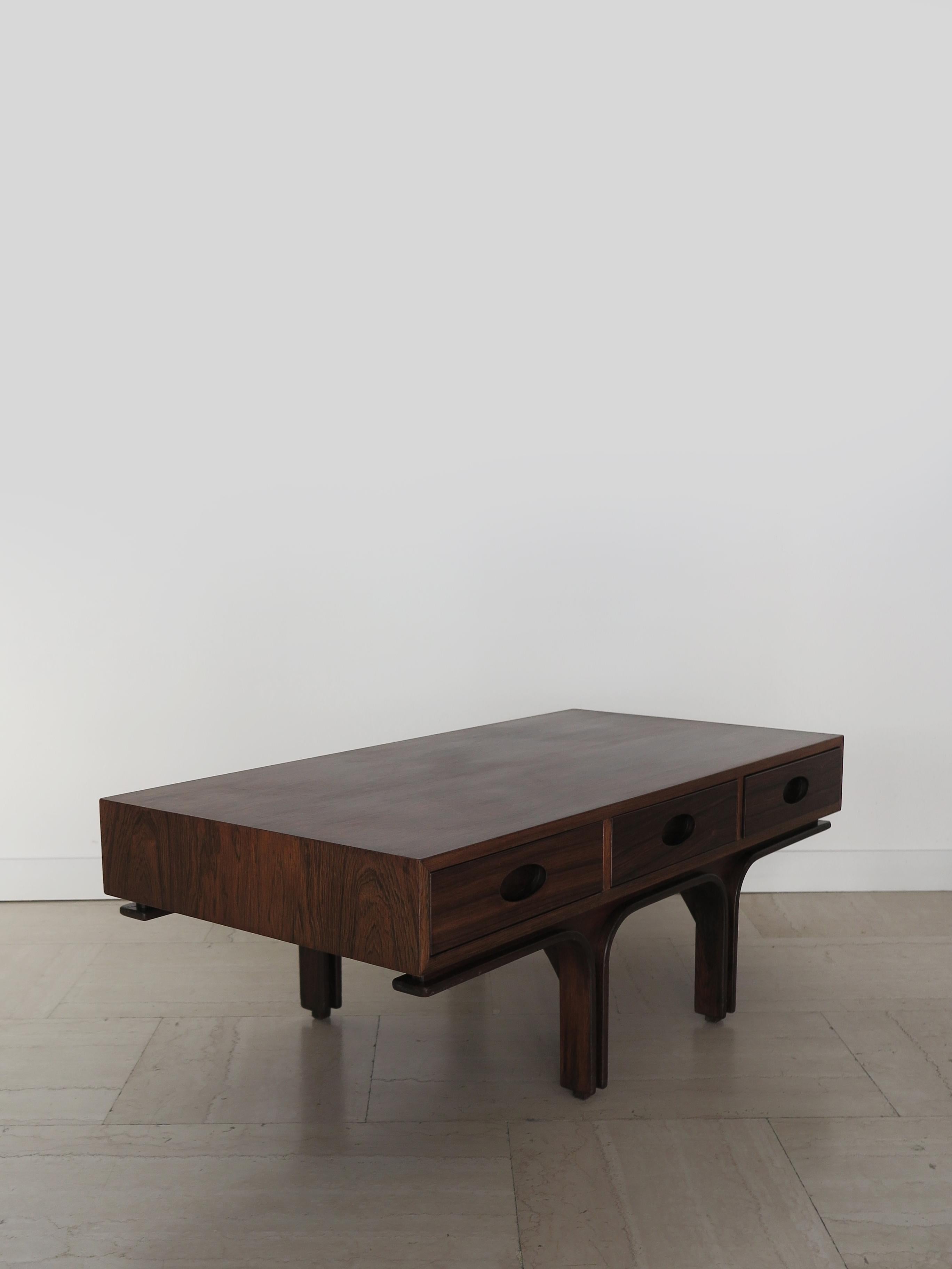 Console, table basse ou table de canapé en bois foncé avec 3 tiroirs, conçue par Gianfranco Frattini et fabriquée par Bernini dans les années 1960.
Label adhésif du fabricant et numérotation et données derrière un tiroir.

Veuillez noter que