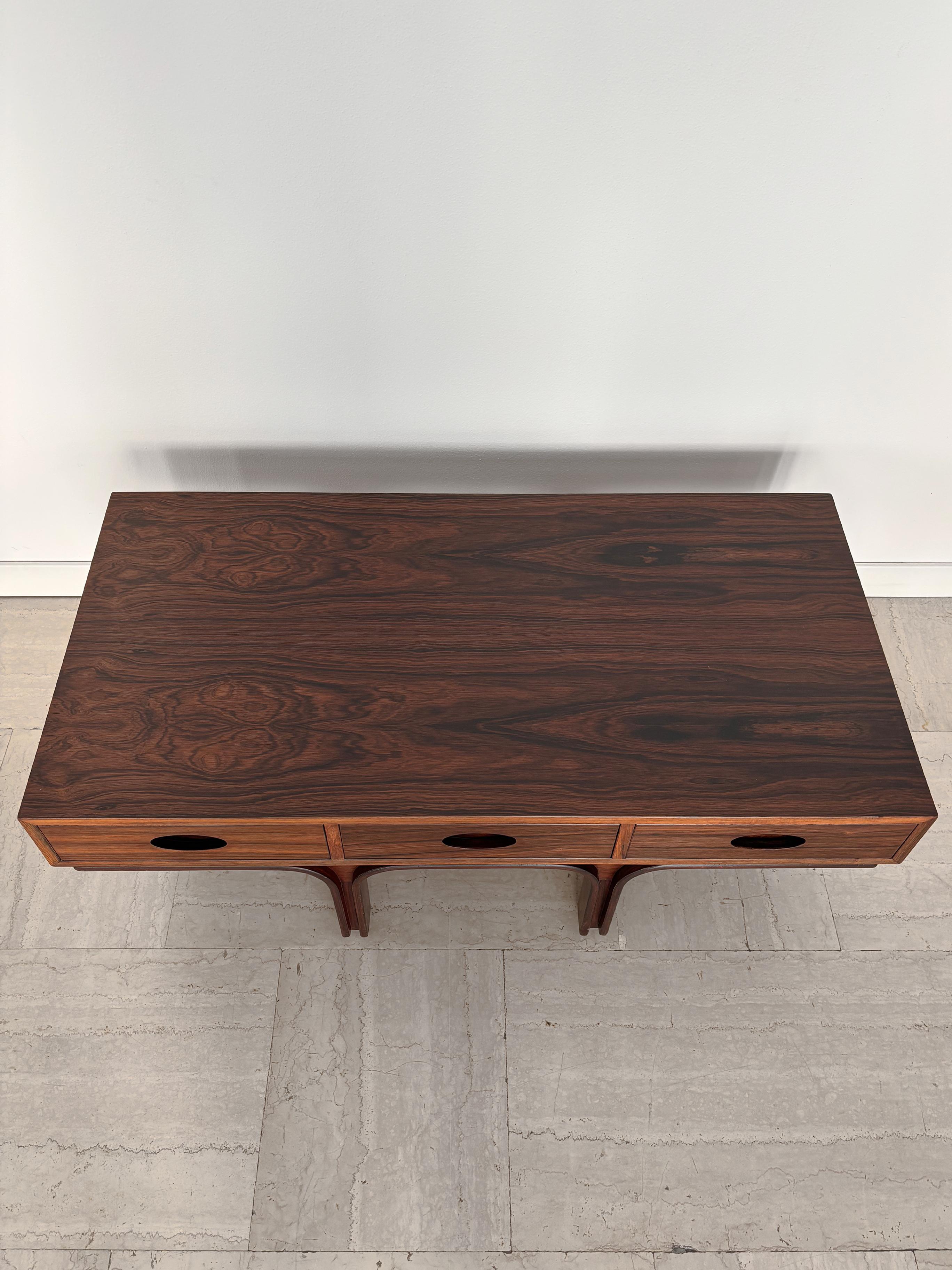 Table en bois foncé du milieu du siècle dernier de Gianfranco Frattini pour Bernini, années 1960 Bon état - En vente à Reggio Emilia, IT