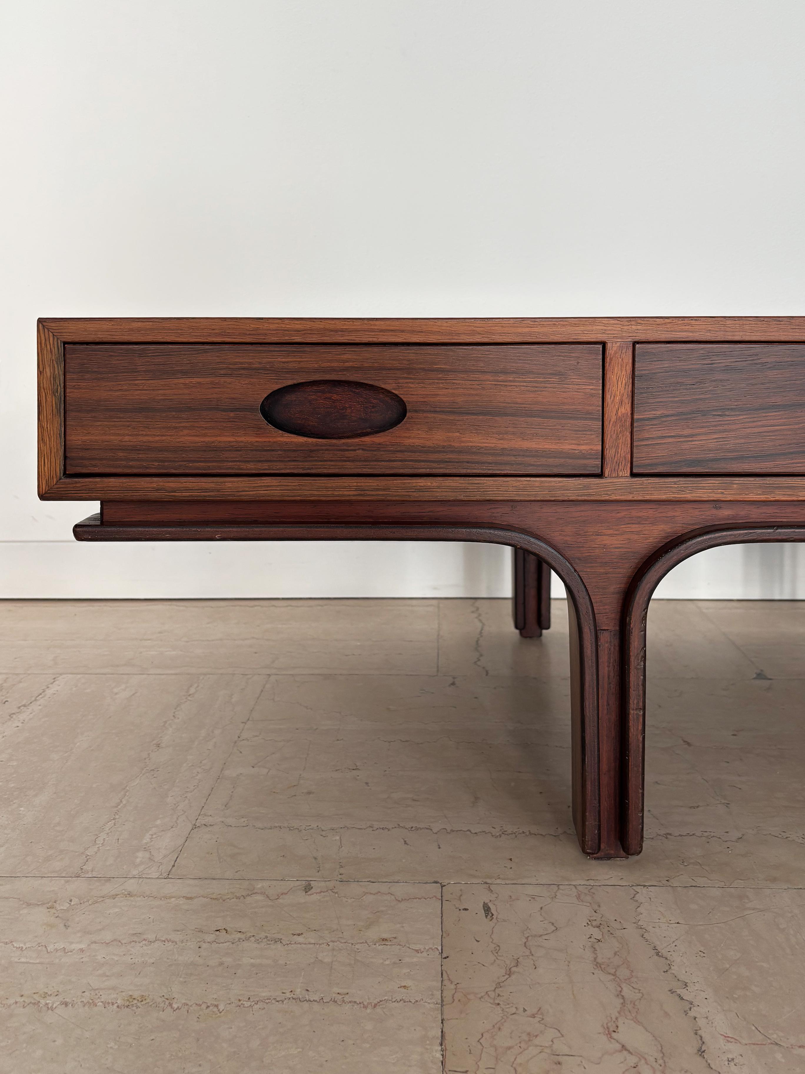 Table en bois foncé du milieu du siècle dernier de Gianfranco Frattini pour Bernini, années 1960 en vente 1