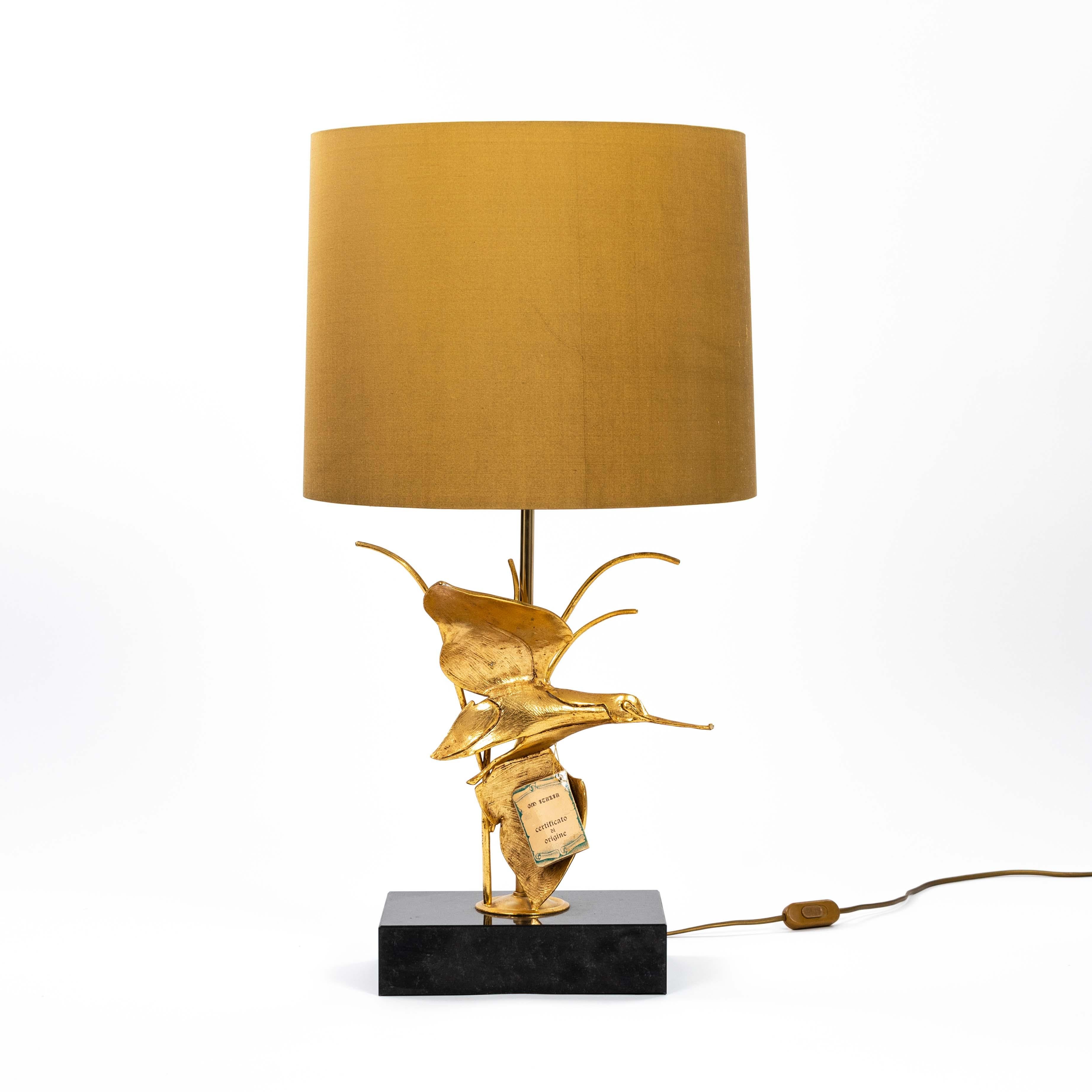 Lampe de table italienne du milieu du siècle en laiton sculpté et doré - oiseau en vol - par GM ITALIA, Firenze 
marqué d'un Label séparé.
L'objet en laiton est fixé sur un socle en marbre noir (largeur 23,5 cm x profondeur 15,5 cm x hauteur 5,5