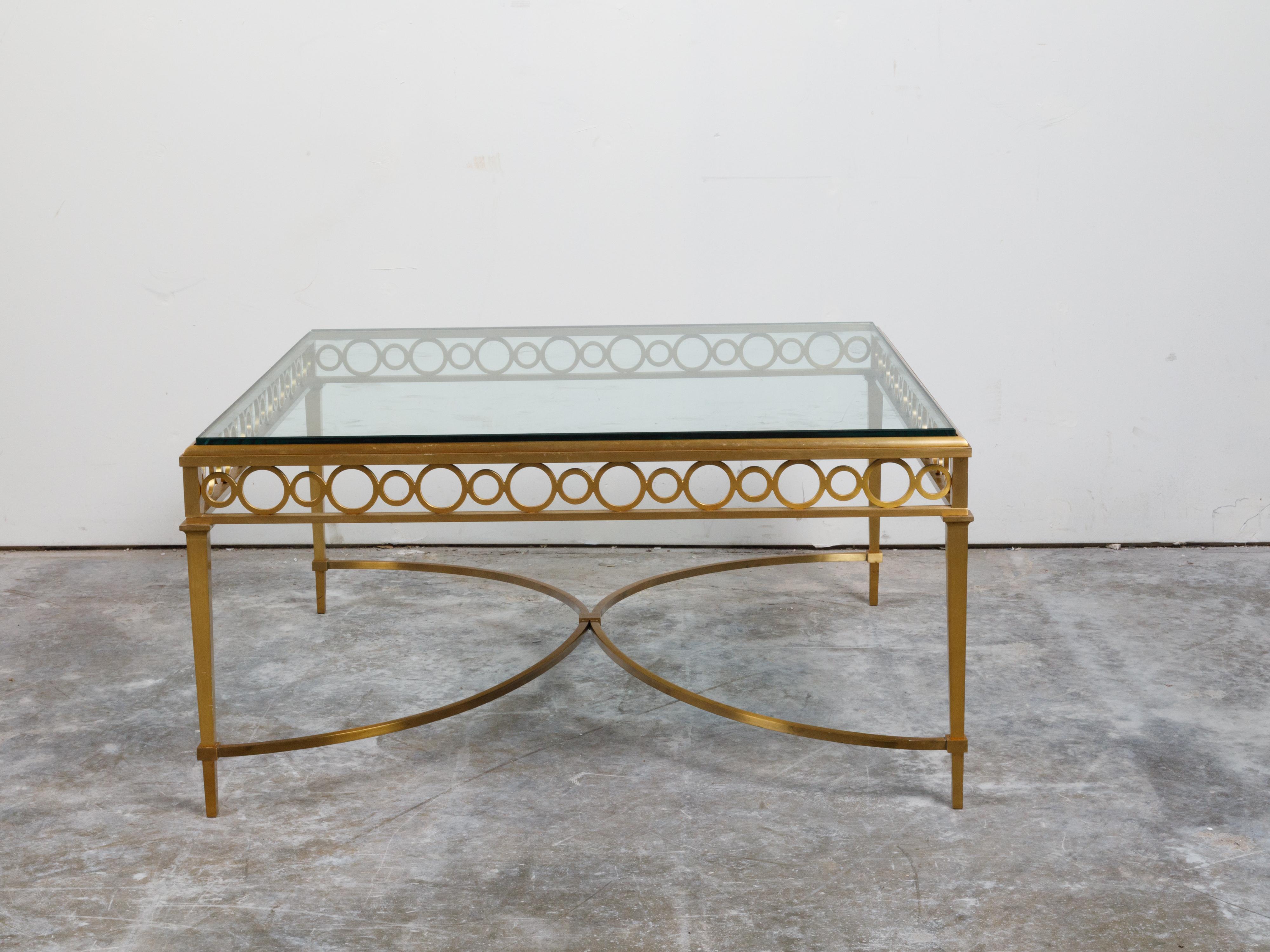 Table basse italienne du milieu du siècle dernier en bronze doré avec plateau en verre et motifs en anneau en vente 4